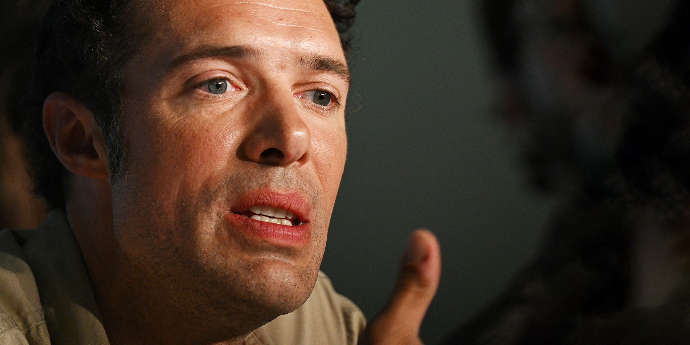 Le réalisateur français Nicolas Bedos s'exprime lors d'une conférence de presse pour le film "Mascarade" lors de la 75e édition du Festival de Cannes, à Cannes, dans le sud de la France, le 28 mai 2022 I Source : Getty Images