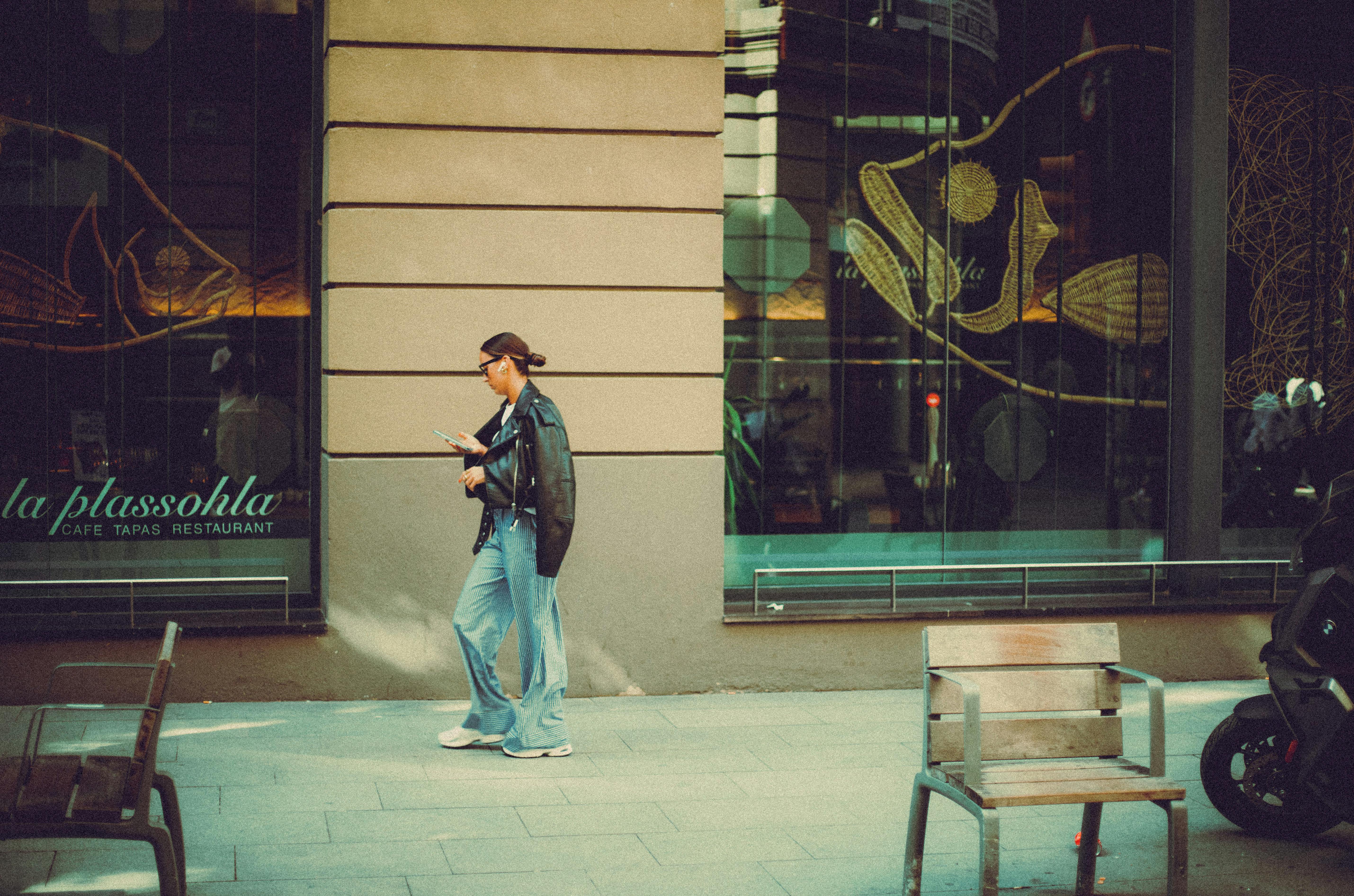 Une femme marchant devant un restaurant | Source : Pexels