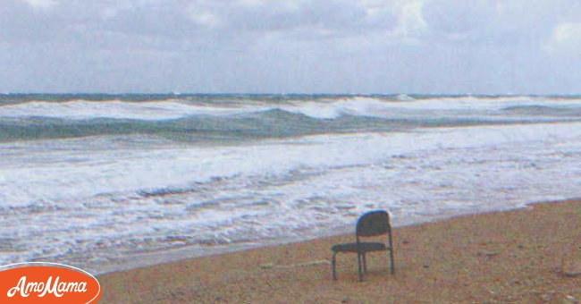 Un vieil homme s'asseyait sur une chaise pour regarder l'océan tous les jours, jusqu'au jour où il ne s'est pas montré. | Photo : Shutterstock