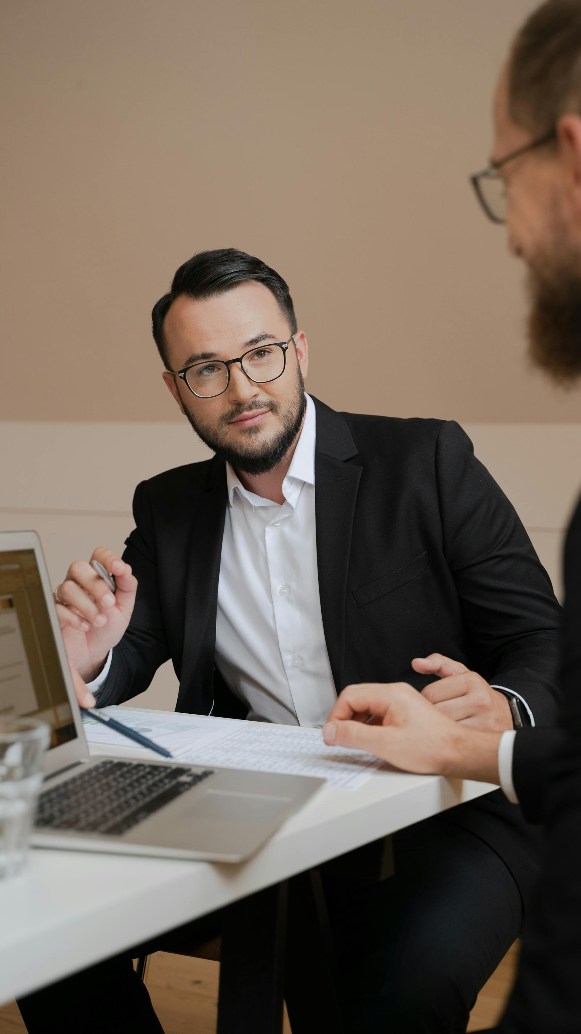 Des hommes assis dans un bureau | Source : Pexels