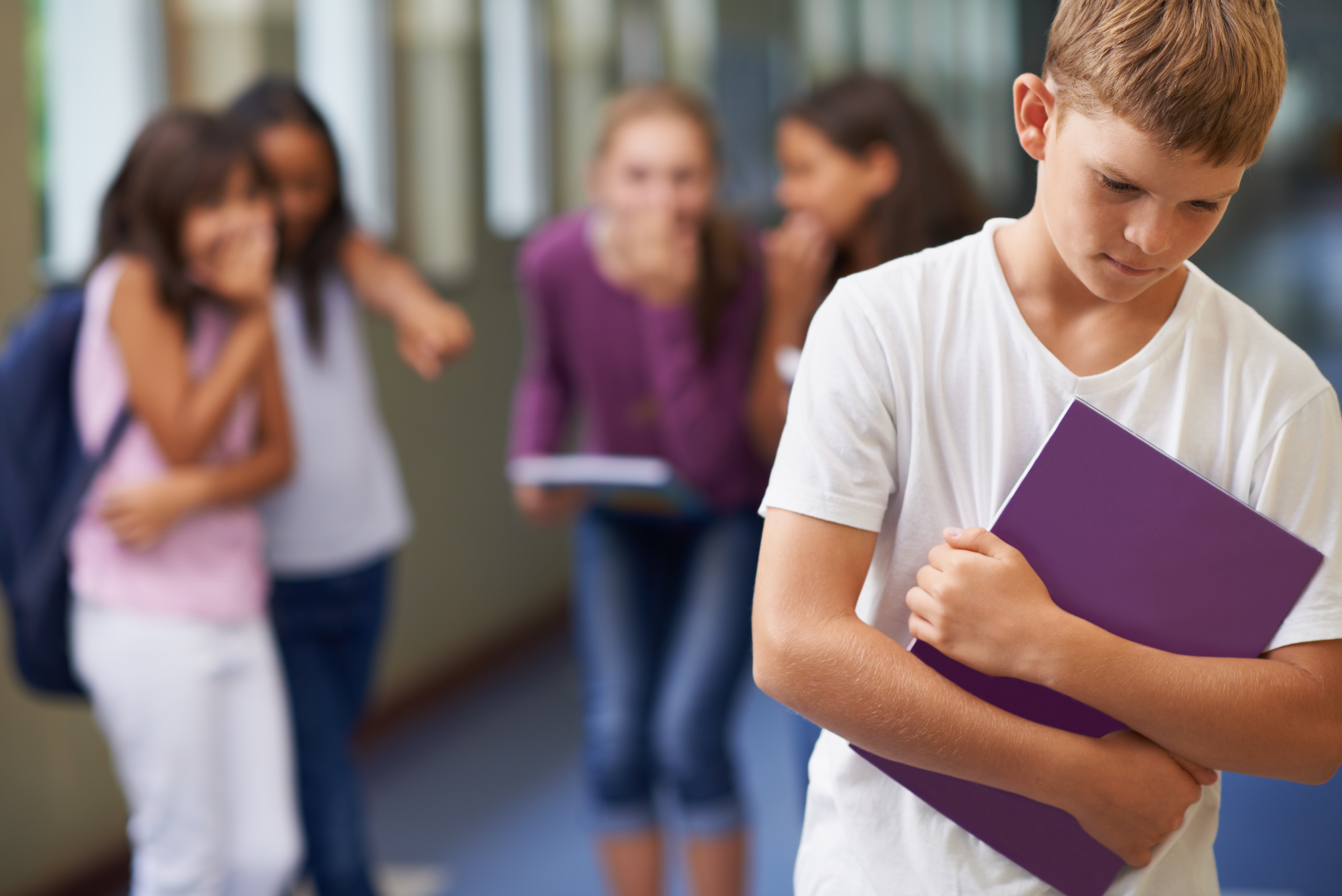 Des écoliers intimident un autre enfant à l'école | Source : Shutterstock