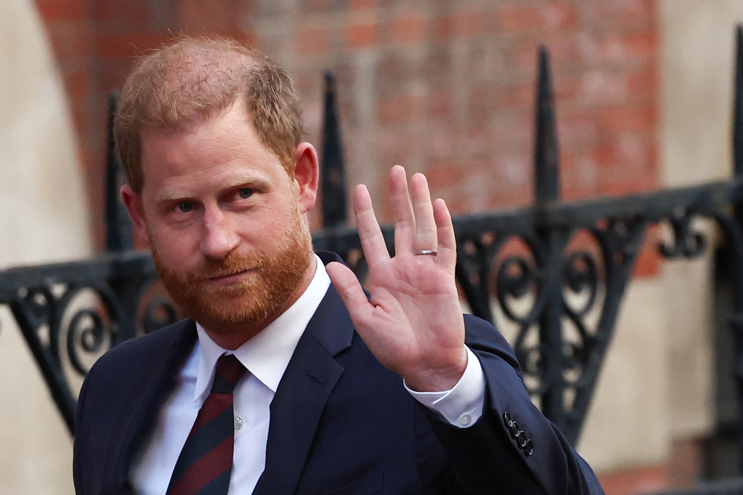 Le prince Harry, duc de Sussex, salue en quittant la Royal Courts of Justice, la Haute Cour britannique, dans le centre de Londres, le 9 avril 2025. | Source : Getty Images