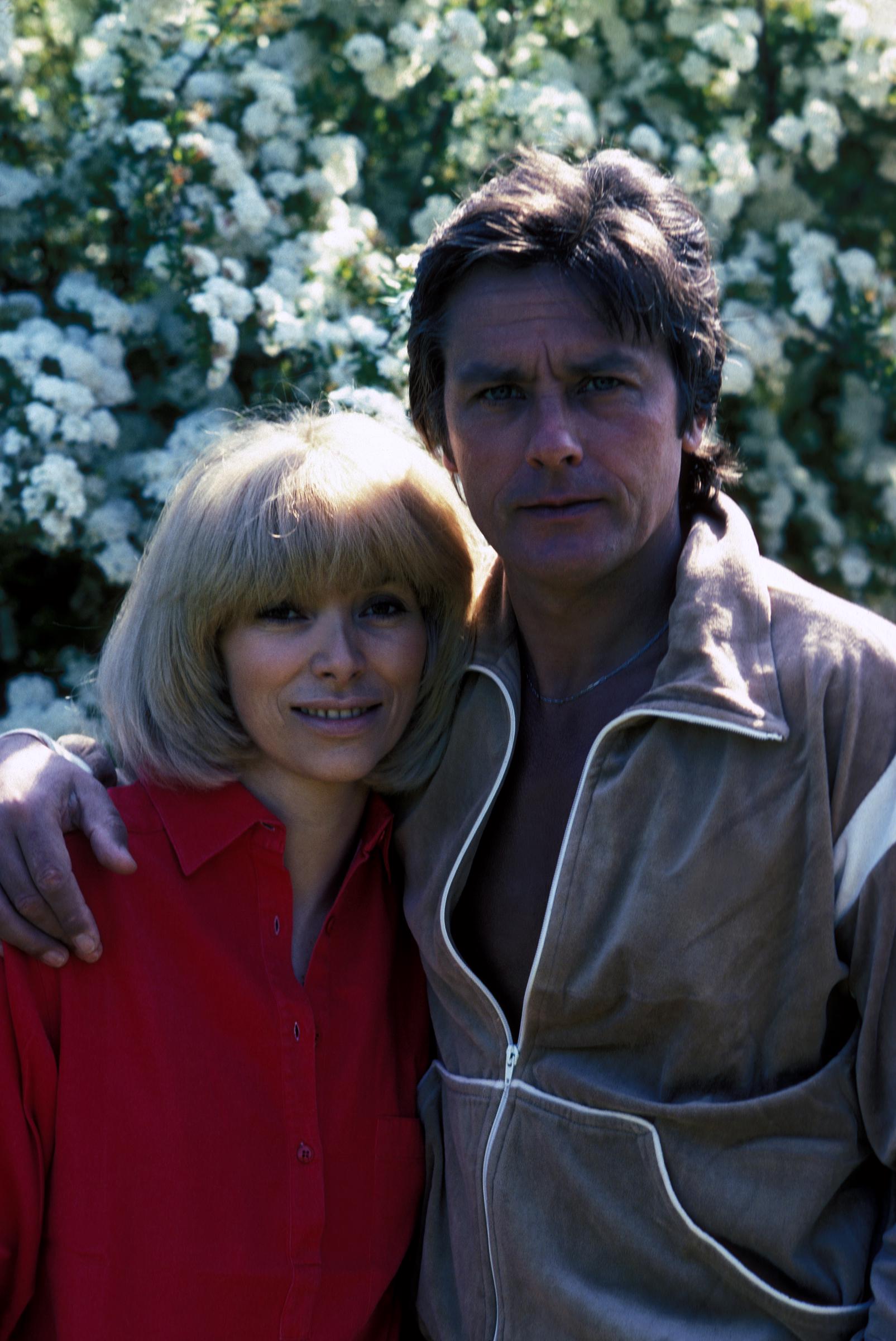 Portrait de Mireille Darc et Alain Delon à leur domicile de Douchy en France, le 9 avril 1980 | Source : Getty Images