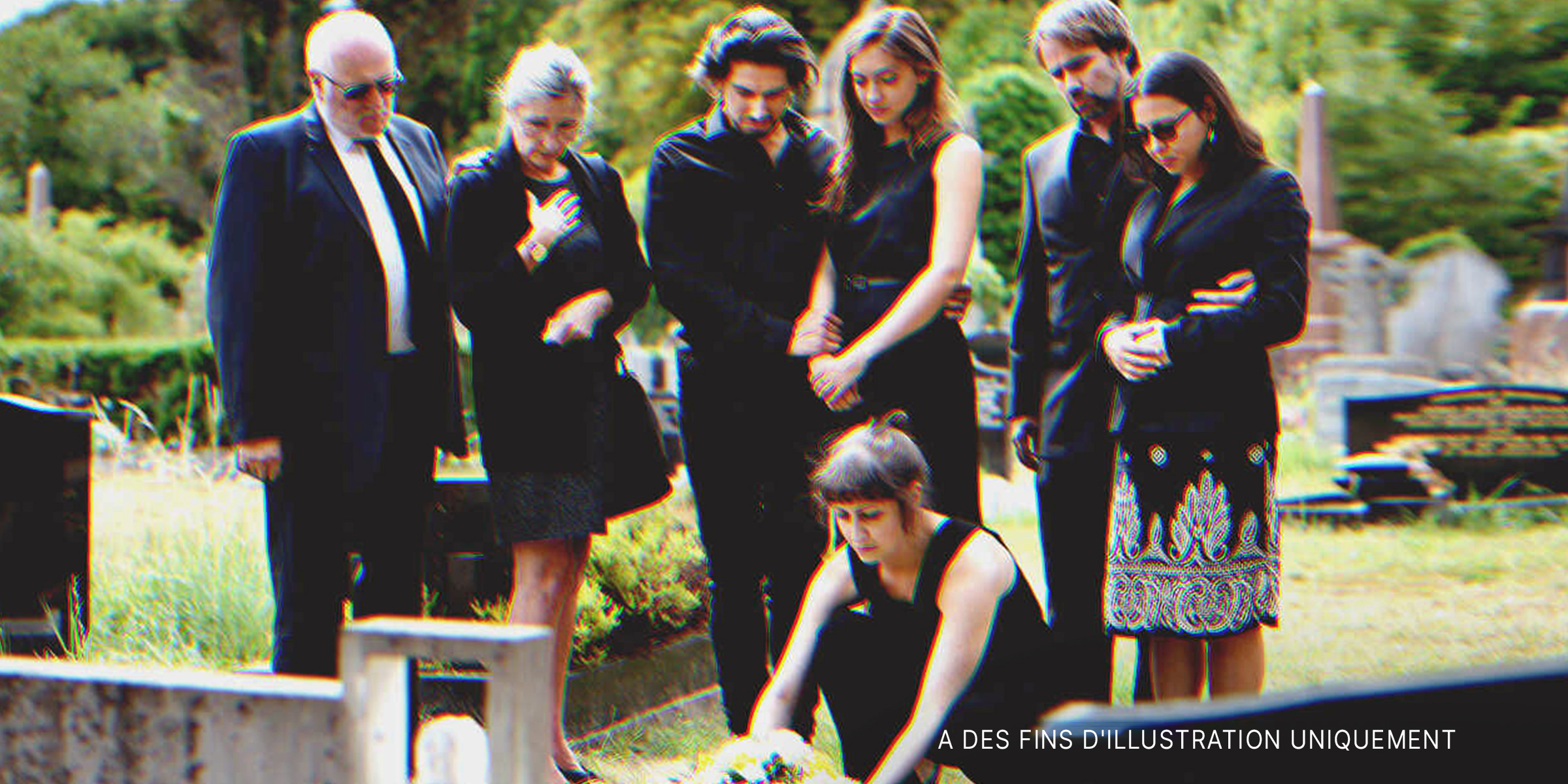 Des personnes lors d'un enterrement | Source : Shutterstock