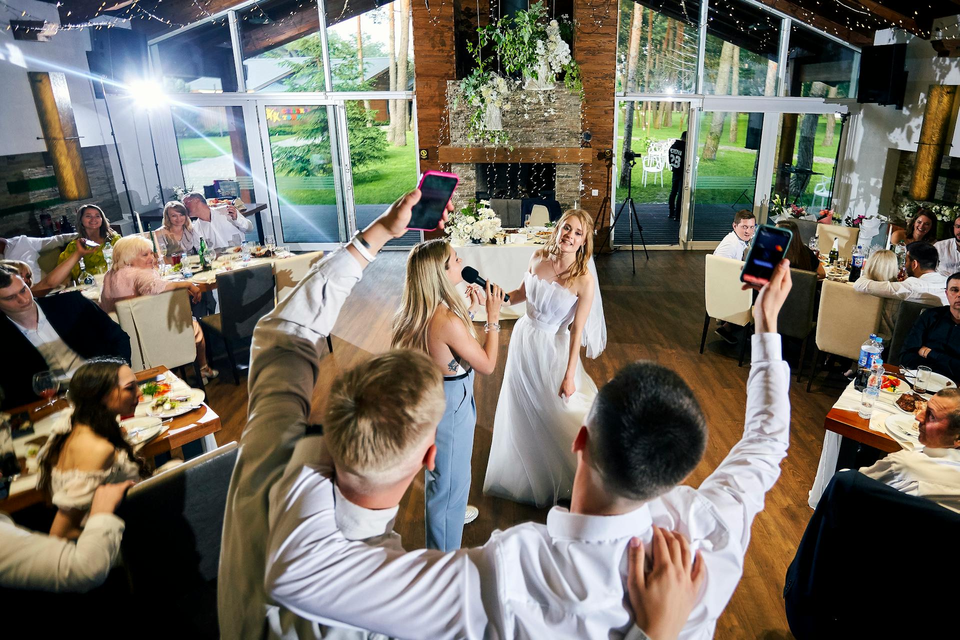 Des invités font la fête lors d'une réception de mariage | Source : Pexels