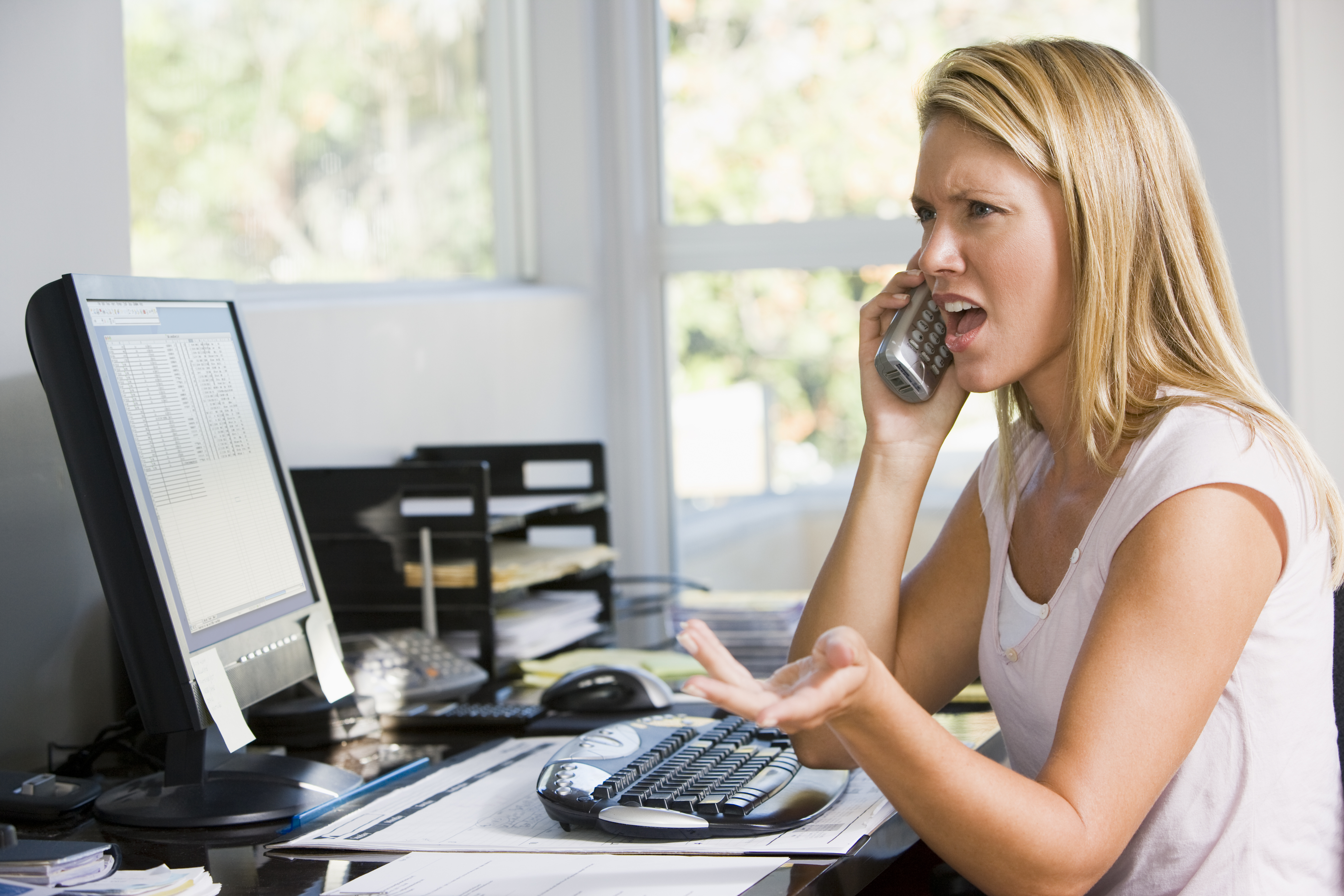 Une femme en colère au téléphone | Source : Shutterstock