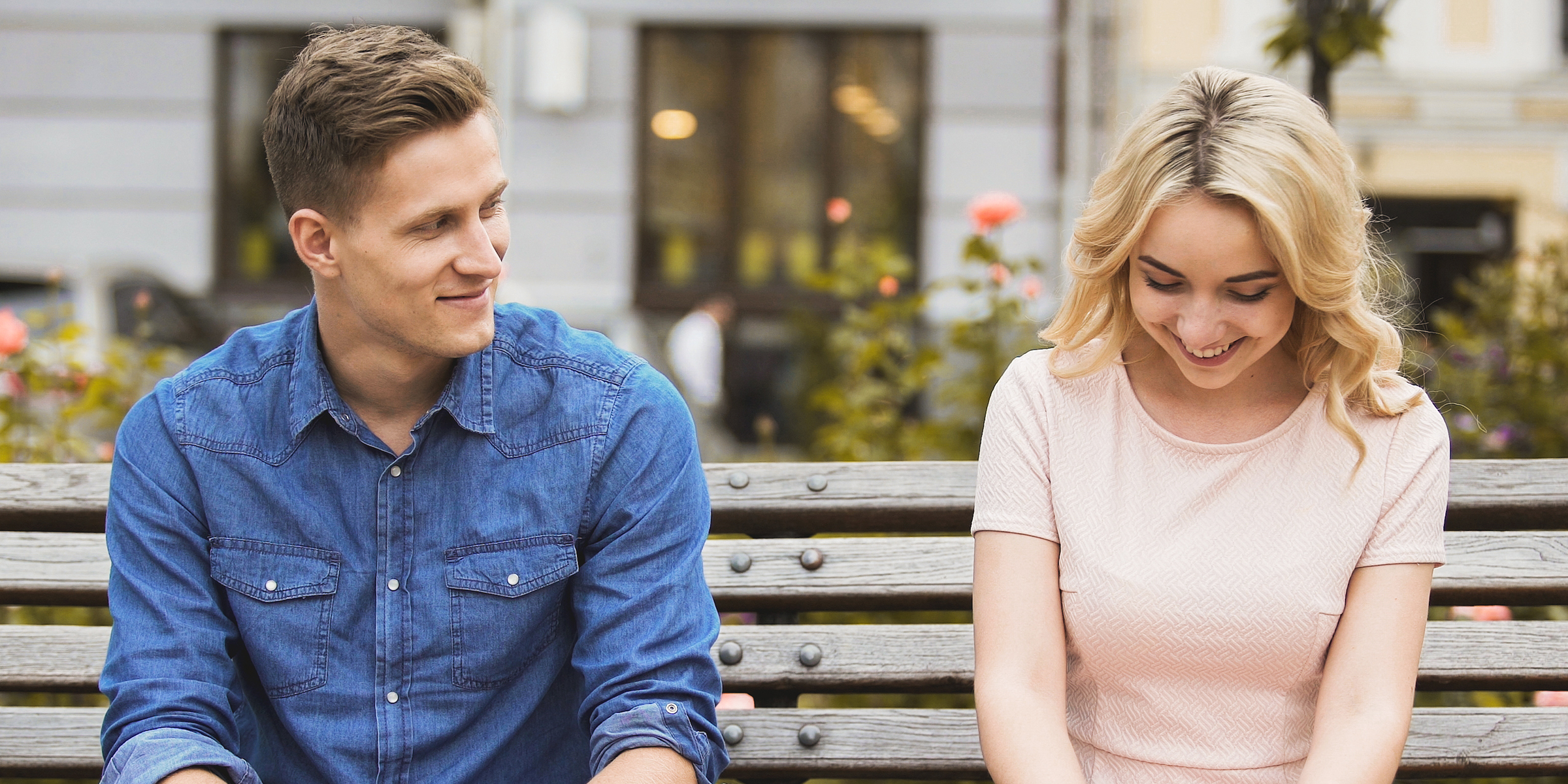 Un couple assis sur un banc | Source : Shutterstock