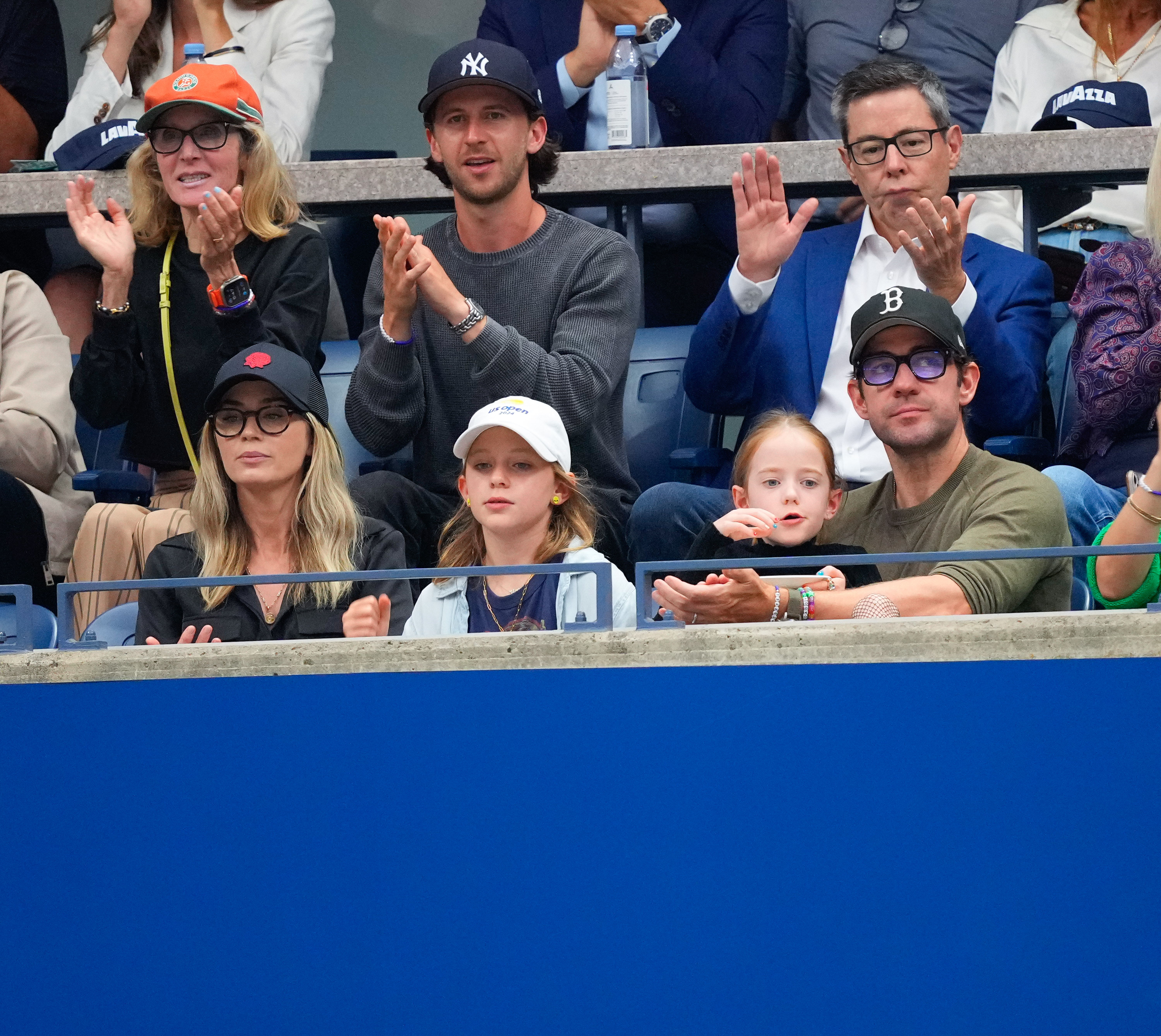 Emily Blunt et John Krasinski avec leurs filles, Hazel et Violet Krasinski, à l'US Open à New York le 7 septembre 2024 | Source : Getty Images