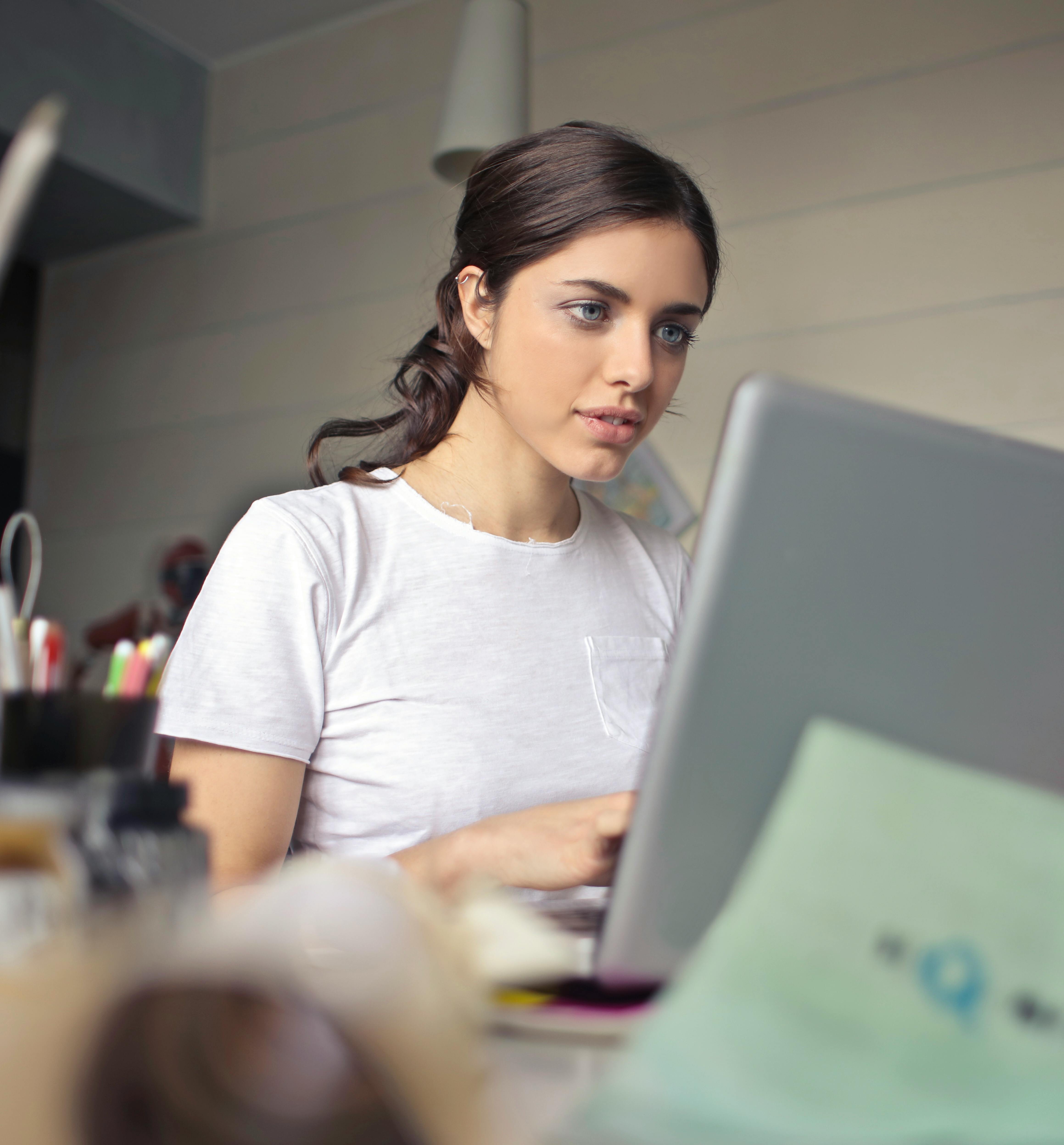 Une femme regardant l'écran d'un ordinateur portable | Source : Pexels