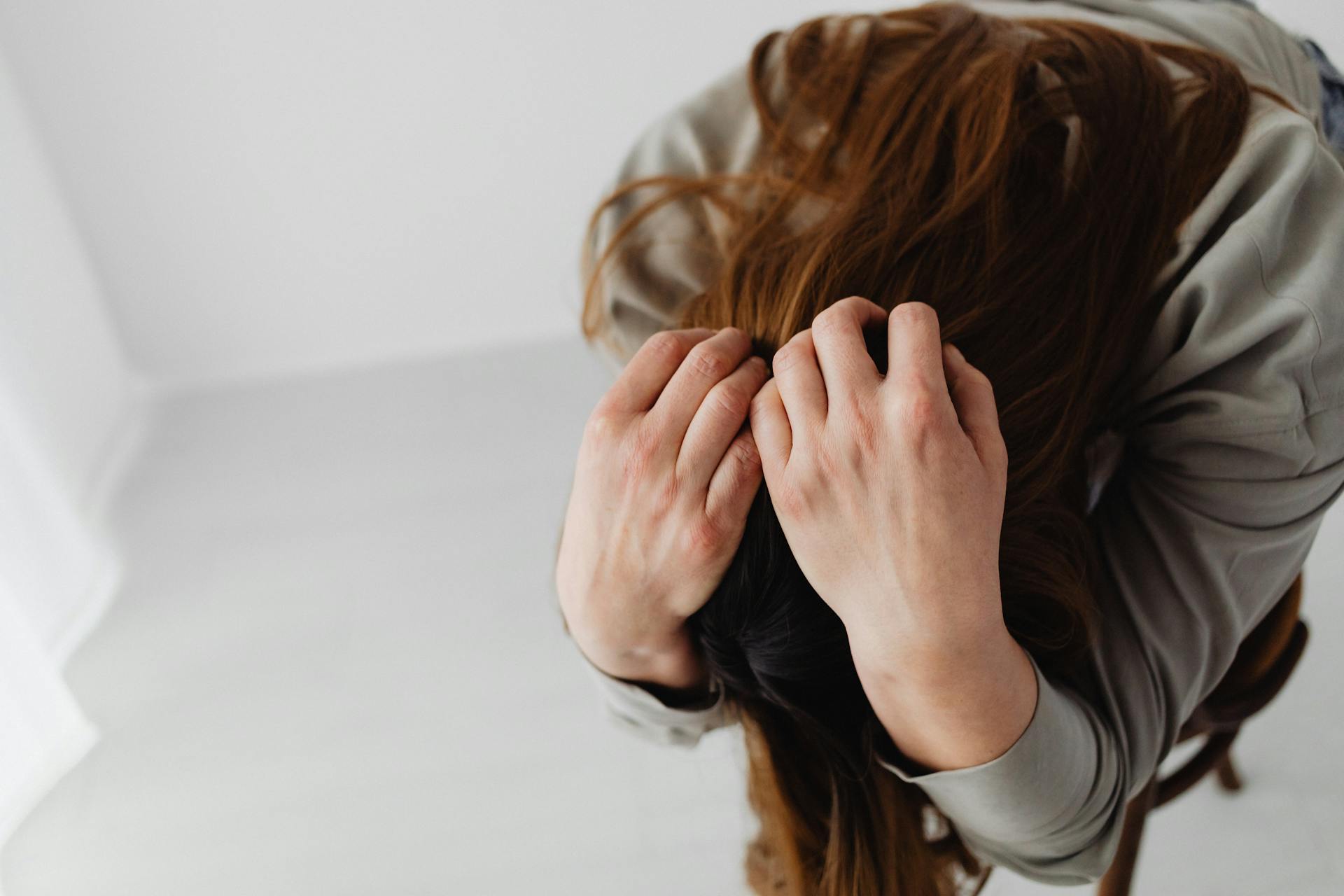 Une femme avec la tête dans les mains | Source : Pexels