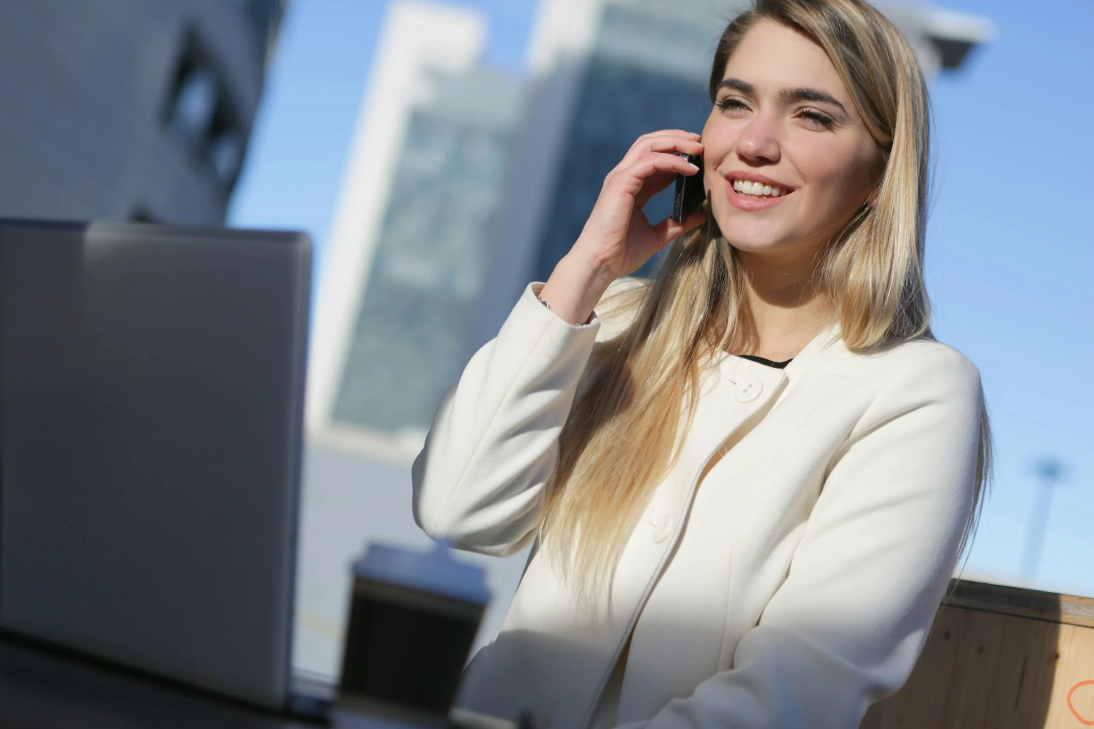 Une femme qui parle au téléphone | Source : Pexels