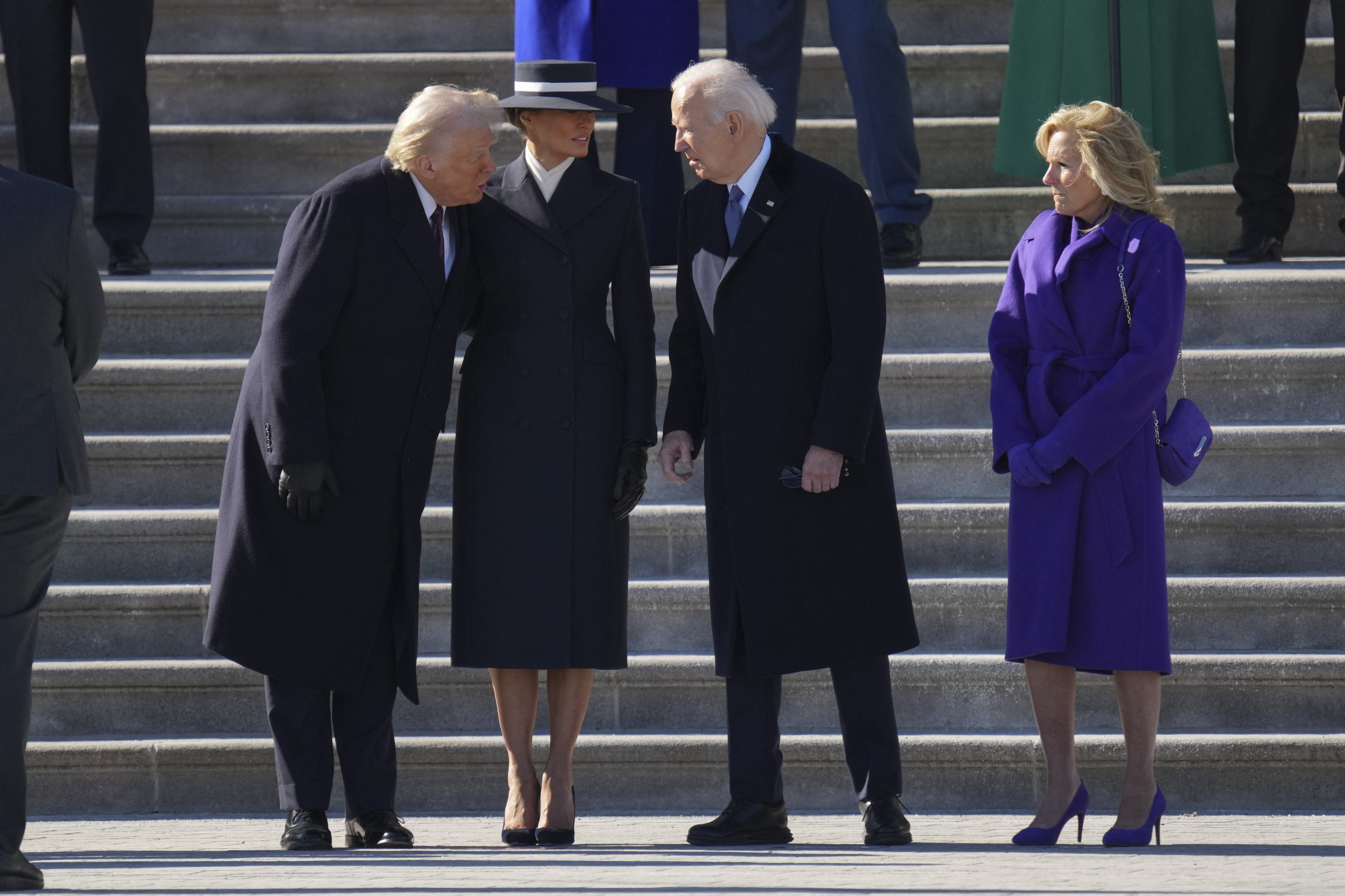 Le président américain Donald Trump, la première dame américaine Melania Trump, l'ancien président américain Joe Biden et l'ancienne première dame Dr. Jill Biden lors de la cérémonie de départ à Washington, D.C., le 20 janvier 2025. | Source : Getty Images