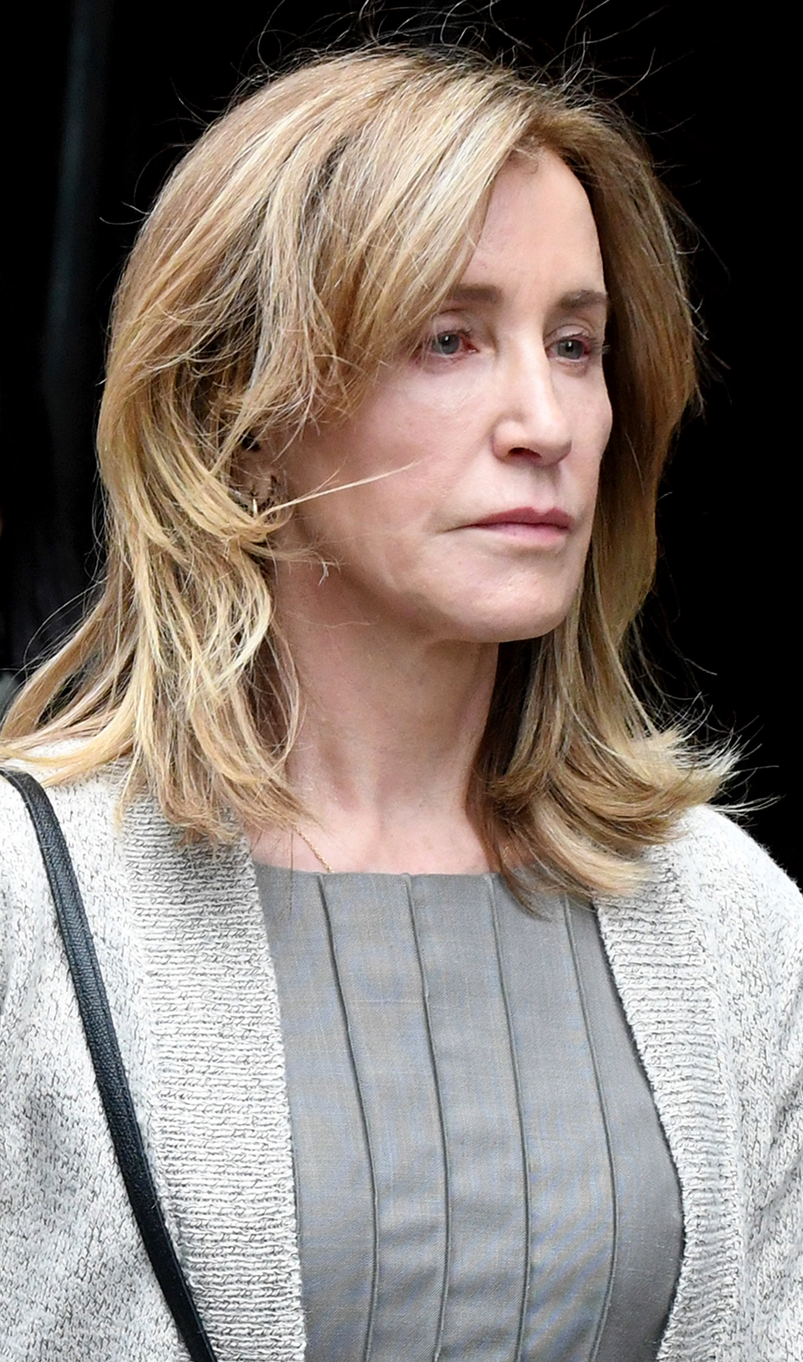 Felicity Huffman sort du tribunal fédéral de Boston le 13 mai 2019, à Boston. | Source : Getty Images