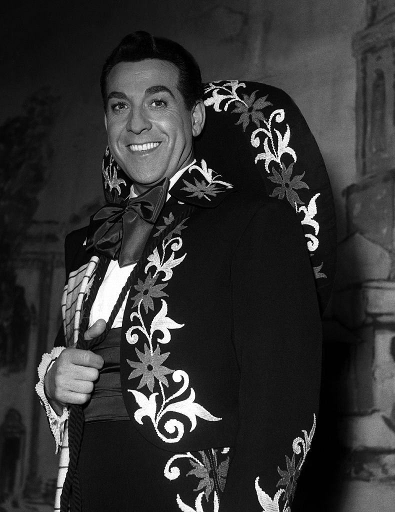 Le chanteur d'opérette Luis Mariano chantant Le Chanteur de Mexico vers 1955. | Photo : Getty Images