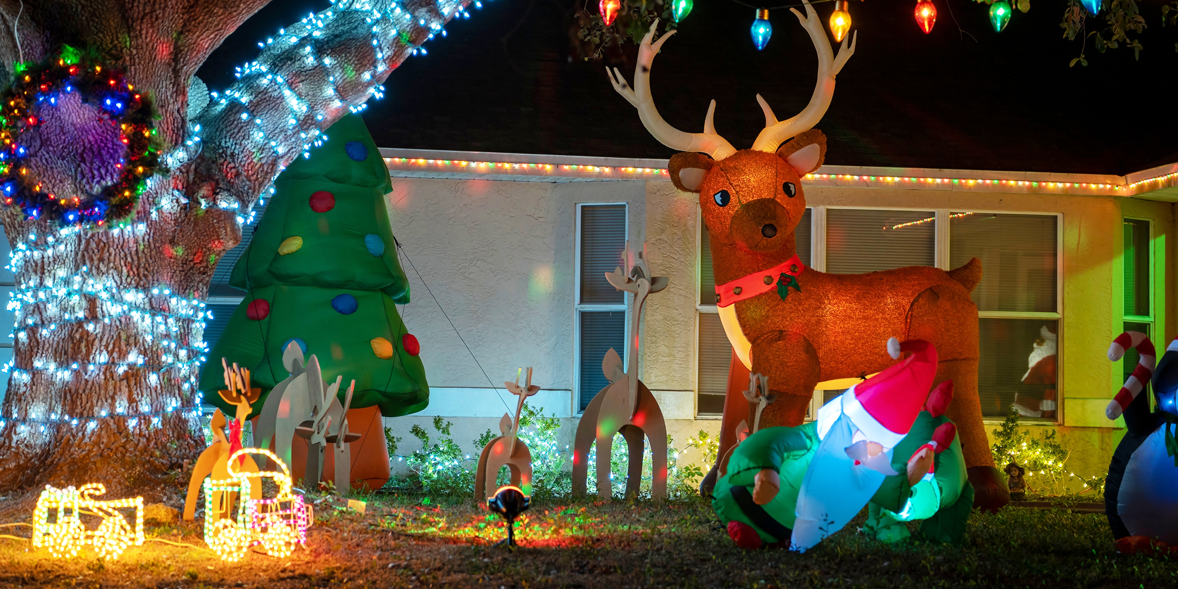 Décorations de pelouse pour les fêtes | Source : Shutterstock