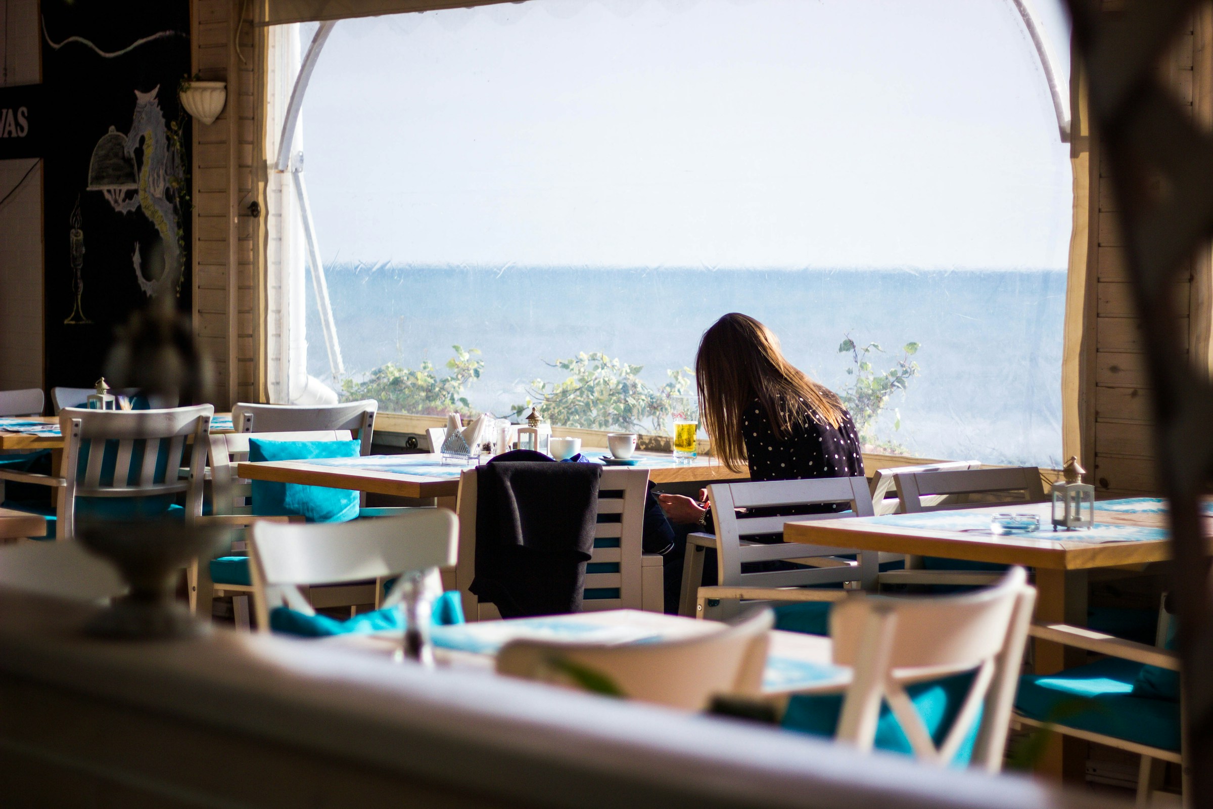 Nora attend patiemment dans un café que son plan se déroule | Source : Unsplash