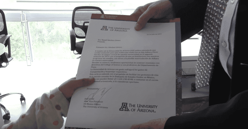 Adhara Pérez reçoit une invitation à visiter l'Université de l'Arizona avec sa mère, Nallely Sanchez | Photo : Univision