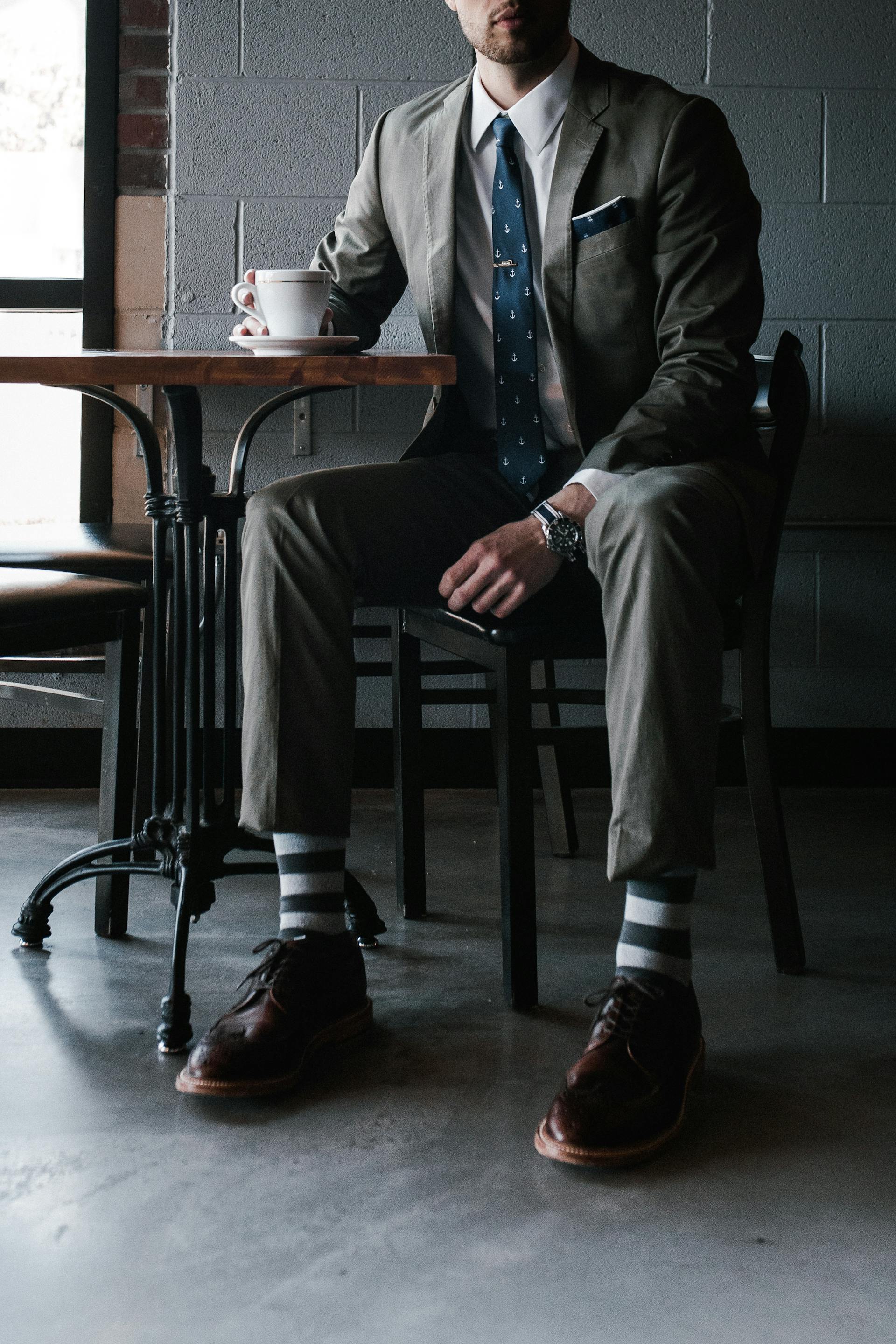 Un homme en costume assis à une table | Source : Pexels