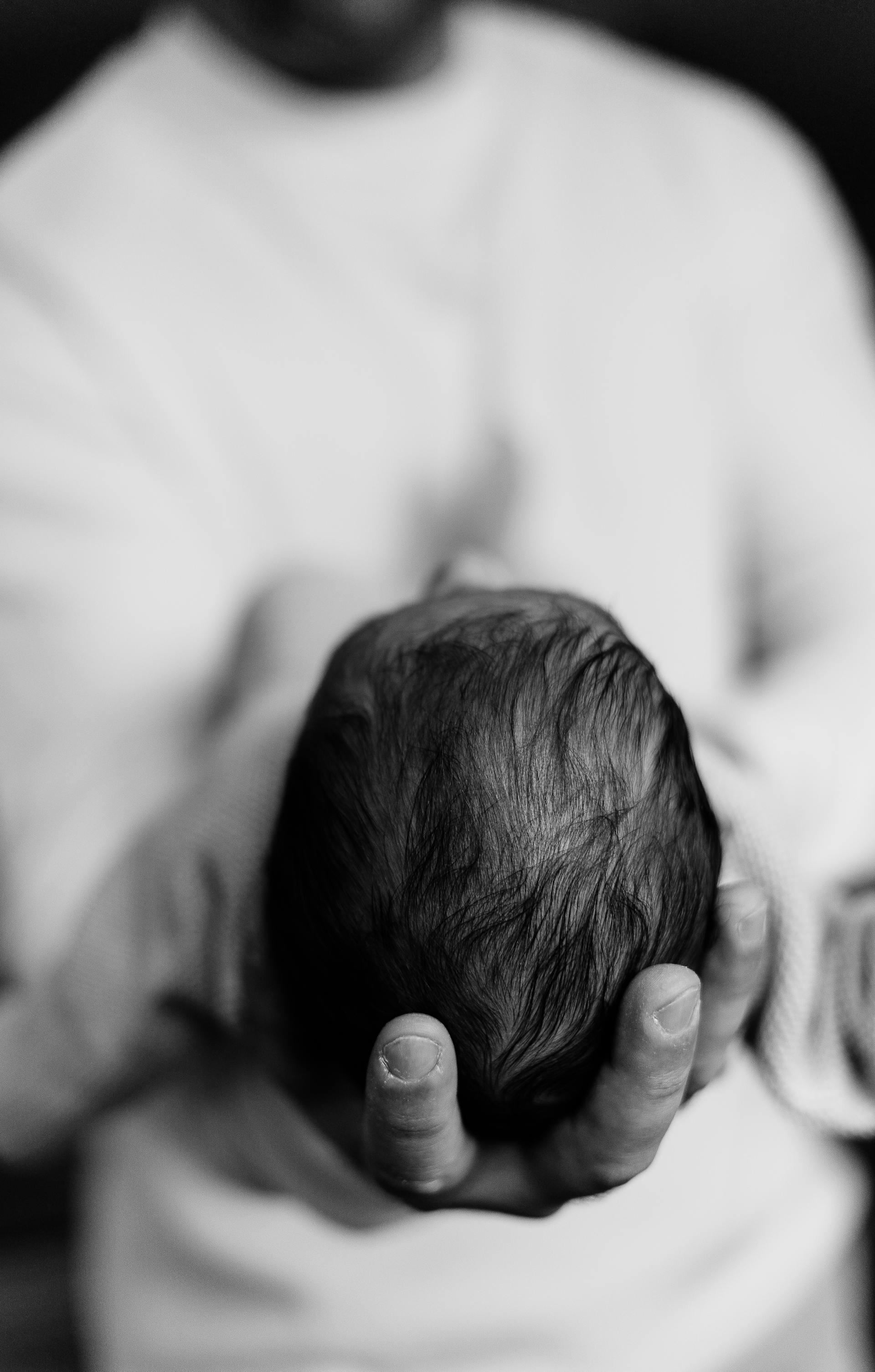 Un homme tenant un nouveau-né | Source : Pexels