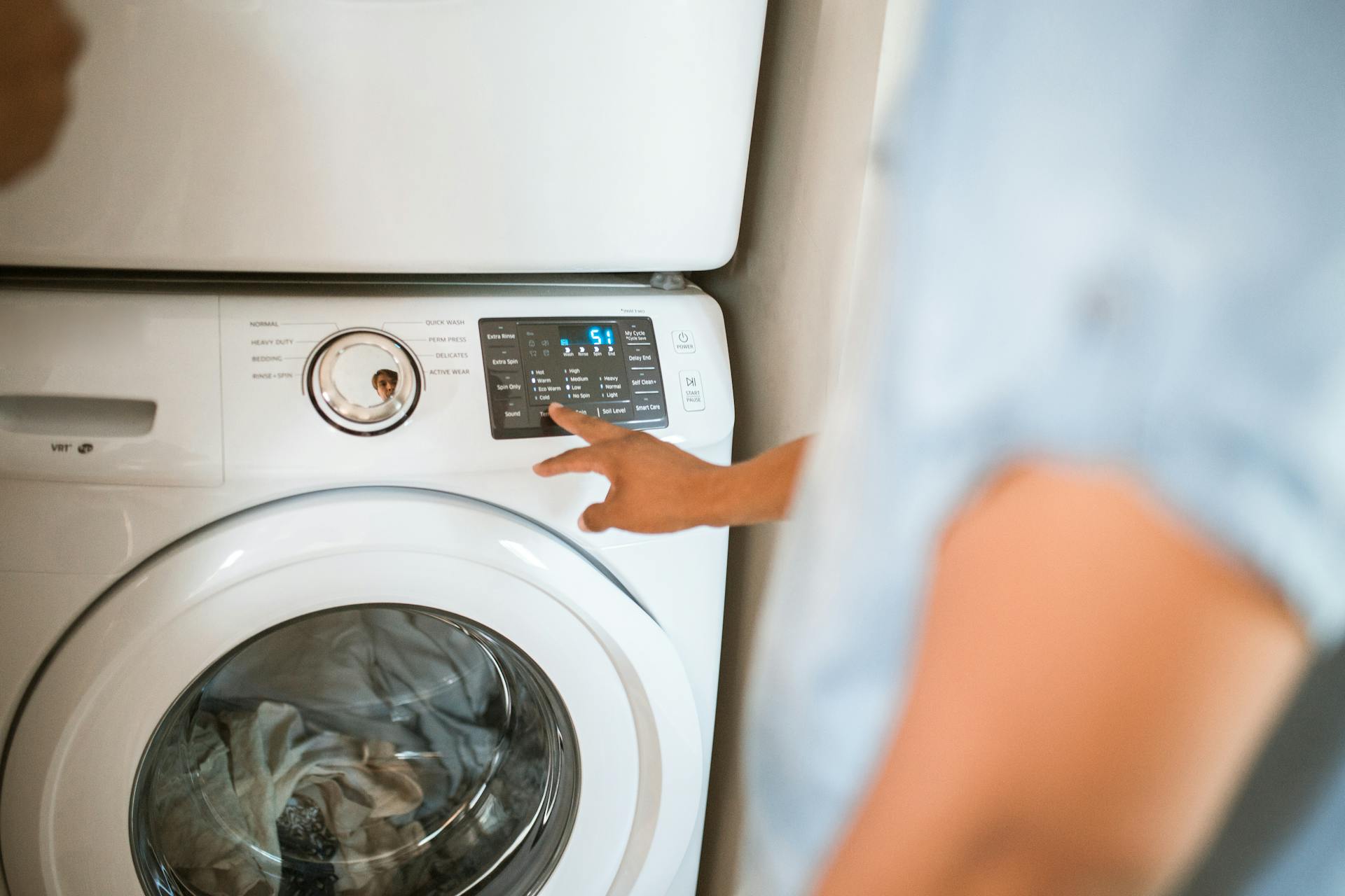 Une personne utilisant une machine à laver | Source : Pexels