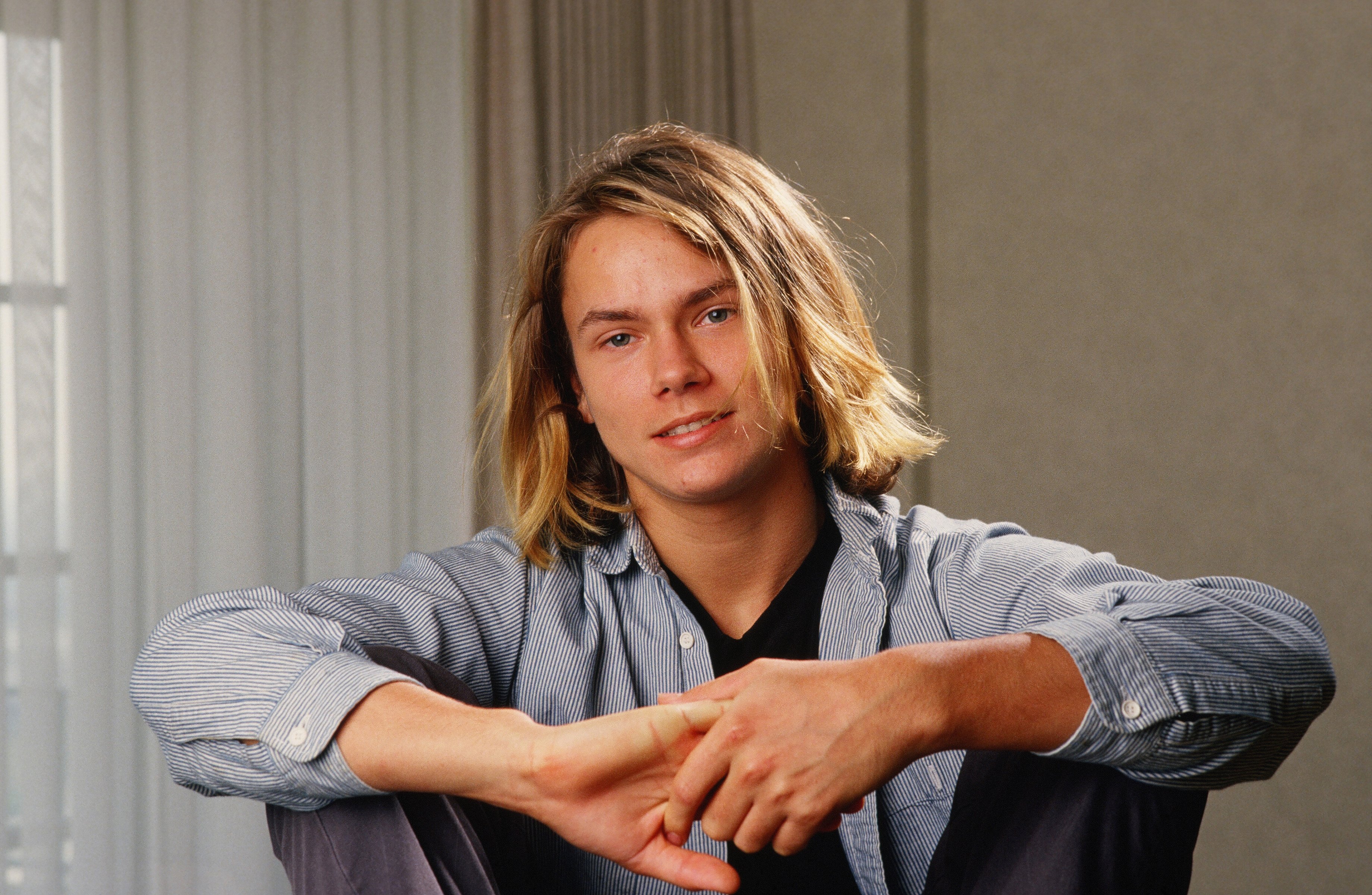 River Phoenix (le défunt frère de Joaquin Phoenix) pose lors d'une séance de portrait à Los Angeles, en Californie, en 1988. | Source : Getty Images