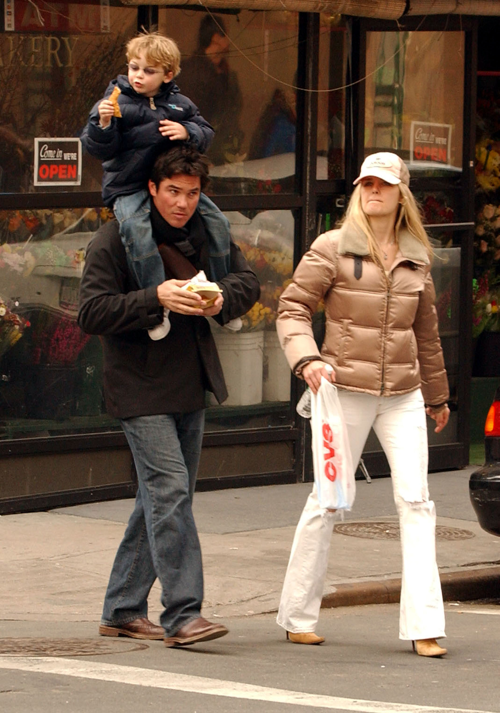 Dean Cain, Samantha Torres, et son fils Christopher à West Village à New York City, le 17 mars 2005 | Source : Getty Images