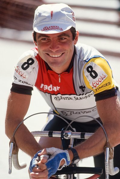 Bernard Hinault de France participe à l'étape Vail to Copper Mountain de la course cycliste Coors Classic 1985 le 12 août 1985 près de Vail, Colorado. | Photo : Getty Images