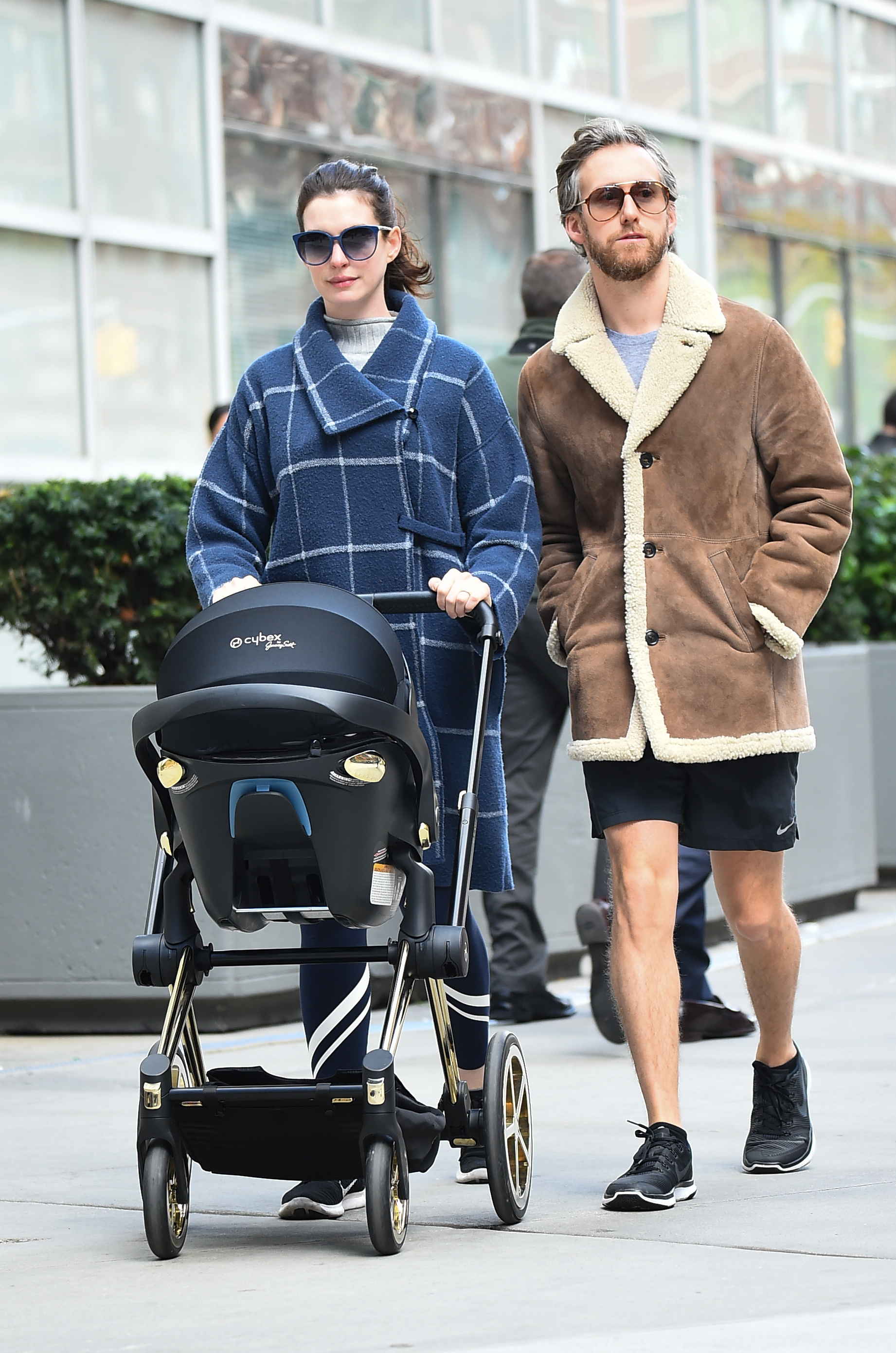 L'actrice Anne Hathaway et Adam Shulman sont vus en train de marcher avec leur fils Jonathan à Midtown le 24 octobre 2016 à New York | Source : Getty Images