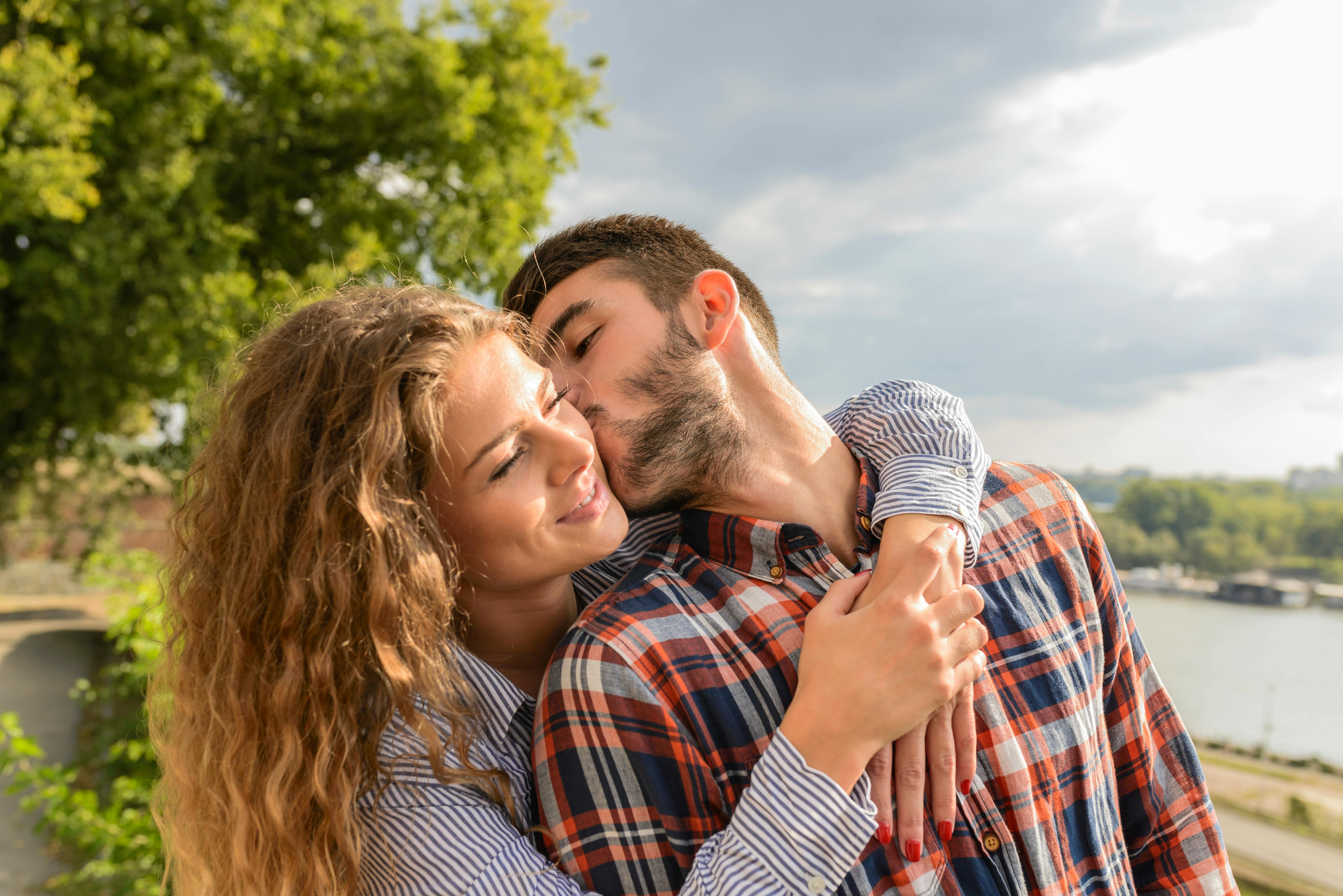 Un homme embrassant une femme sur la joue | Source : Pexels