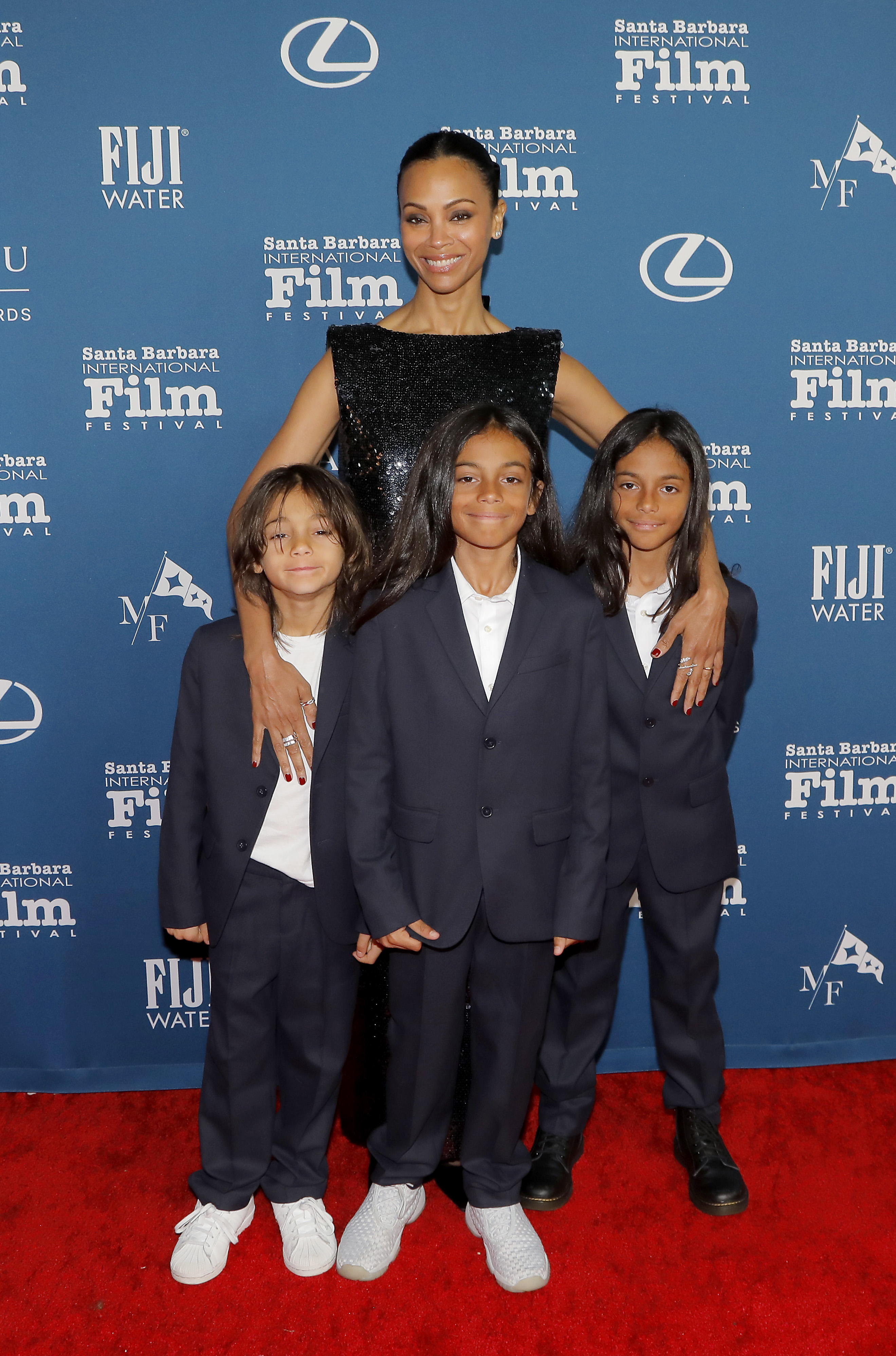 Zoe Saldaña et ses trois enfants, Zen, Cy et Bowie sont vus à la cérémonie de remise des prix American Riviera lors du 40e festival international du film de Santa Barbara au théâtre Arlington, le 12 février 2025, à Santa Barbara, en Californie | Source : Getty Images