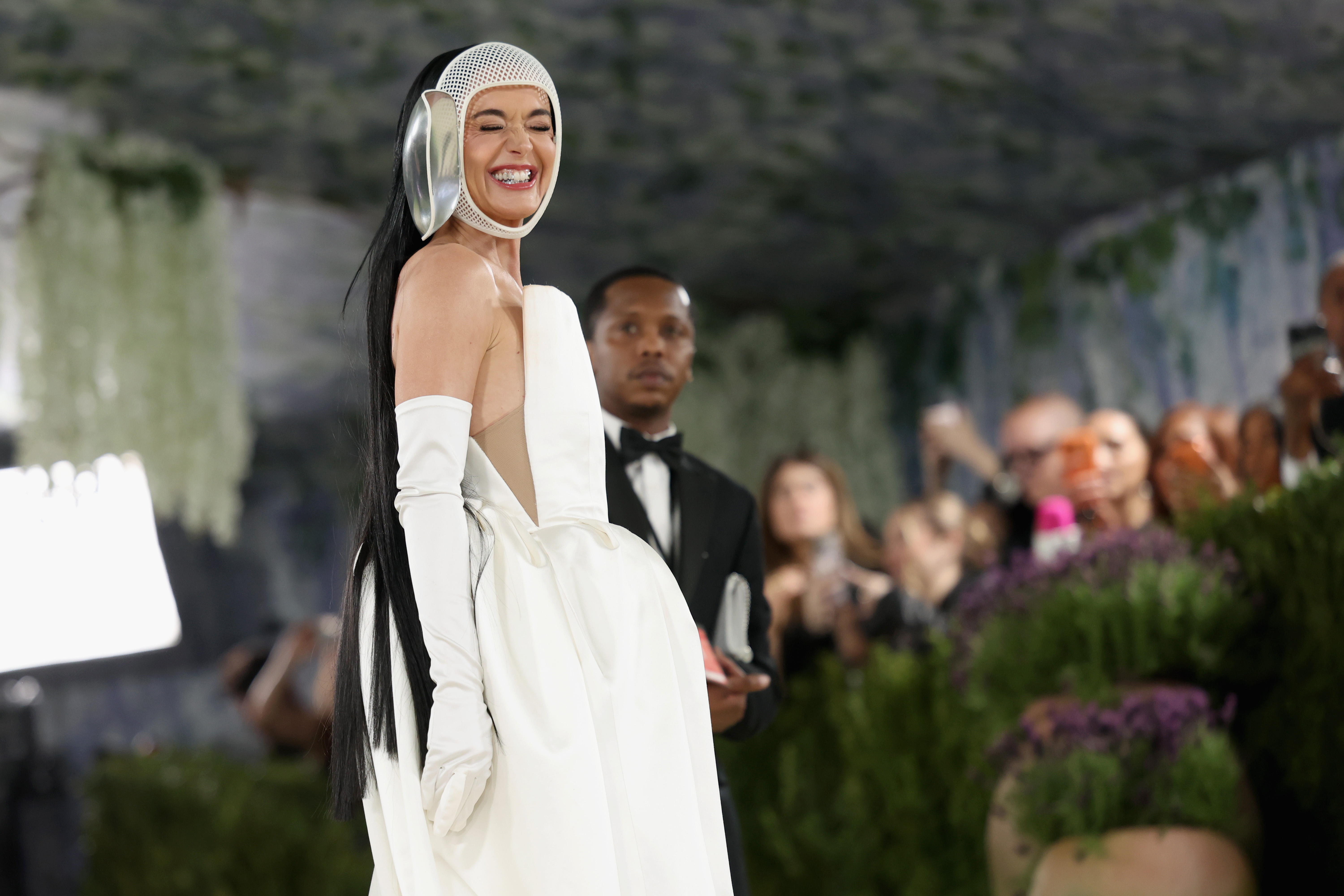 Katy Perry sourit en posant dans un ensemble audacieux et avant-gardiste | Source : Getty Images