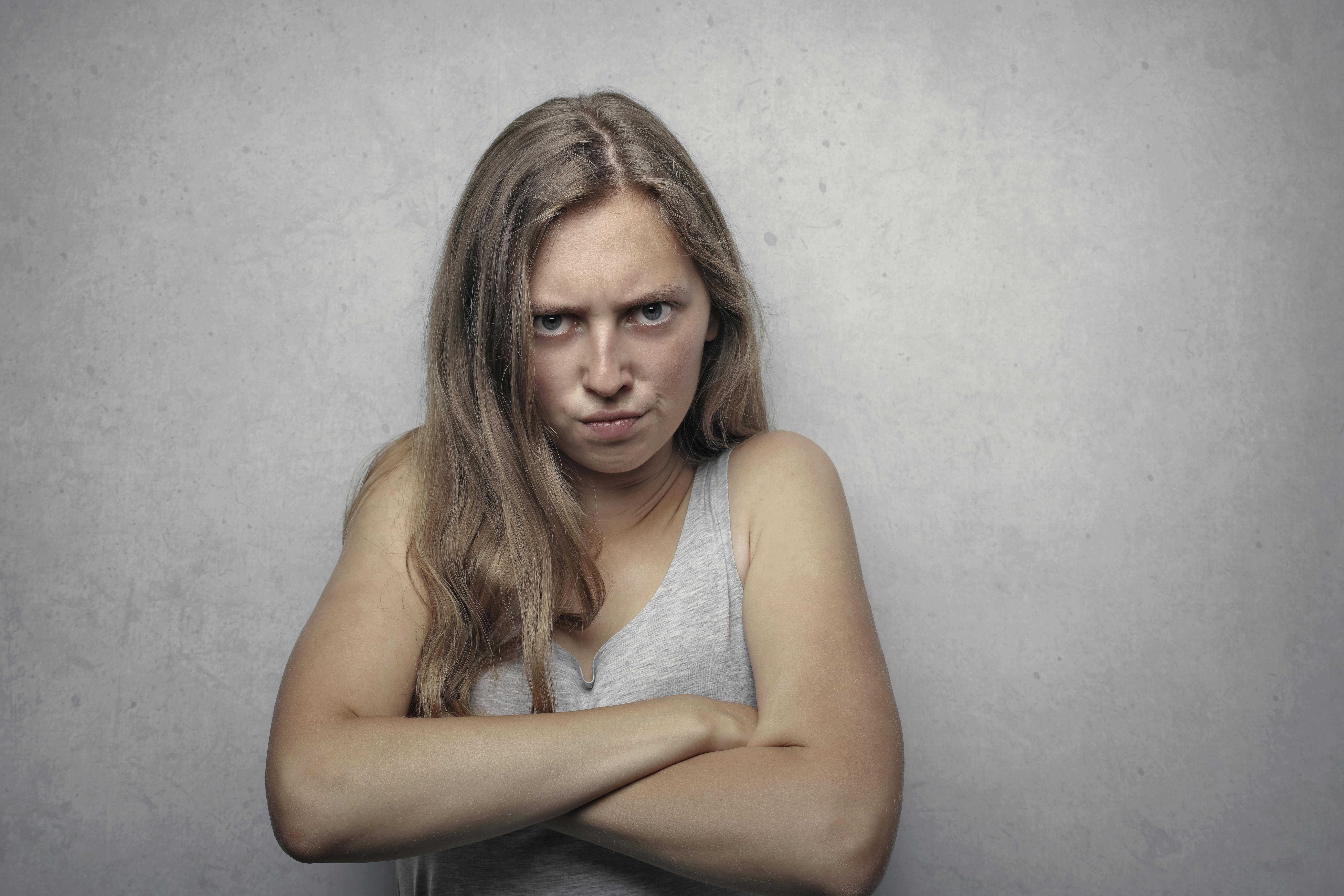 Femme en colère les bras croisés | Source : Pexels