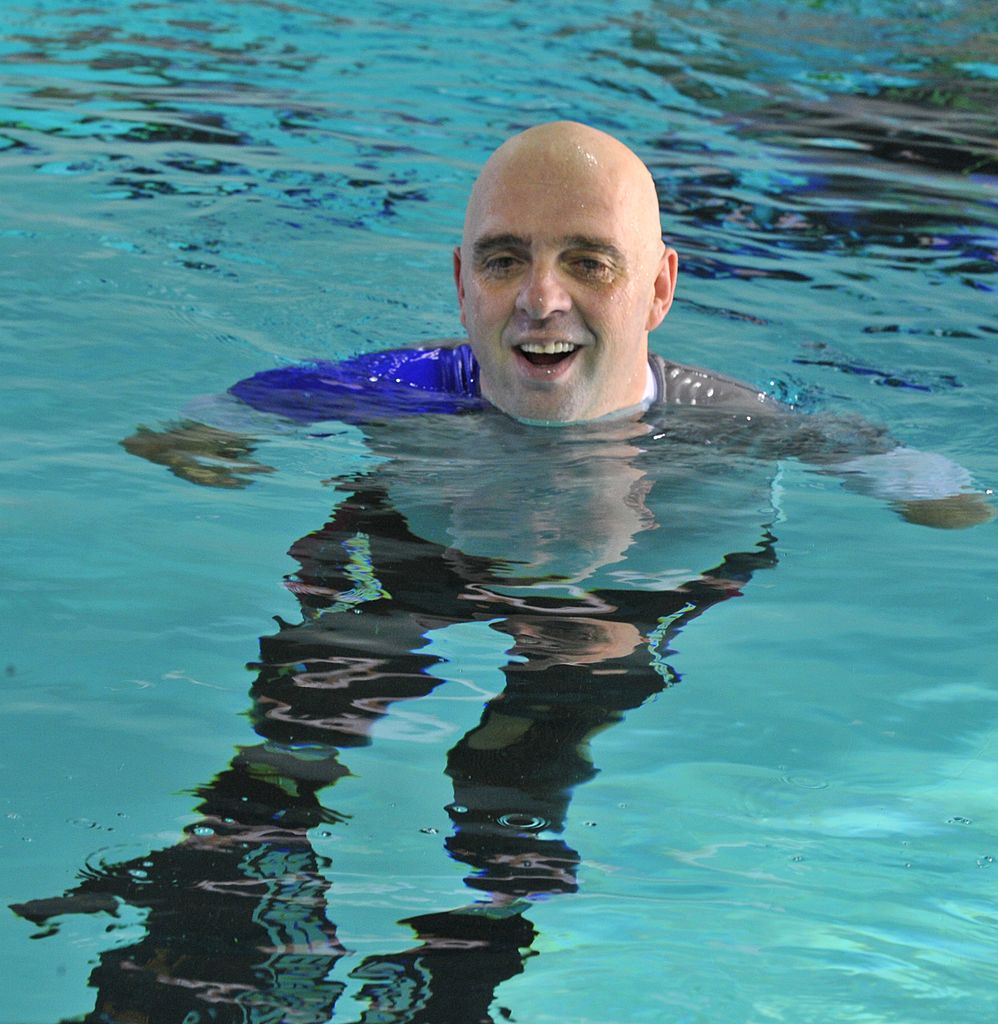 Le Français Philippe Croizon, 44 ans, fait la fête le 10 janvier 2013 après être devenu le premier quadruple amputé à plonger à 33 mètres de profondeur dans la piscine la plus profonde du monde, à Bruxelles. | Photo : Getty Images