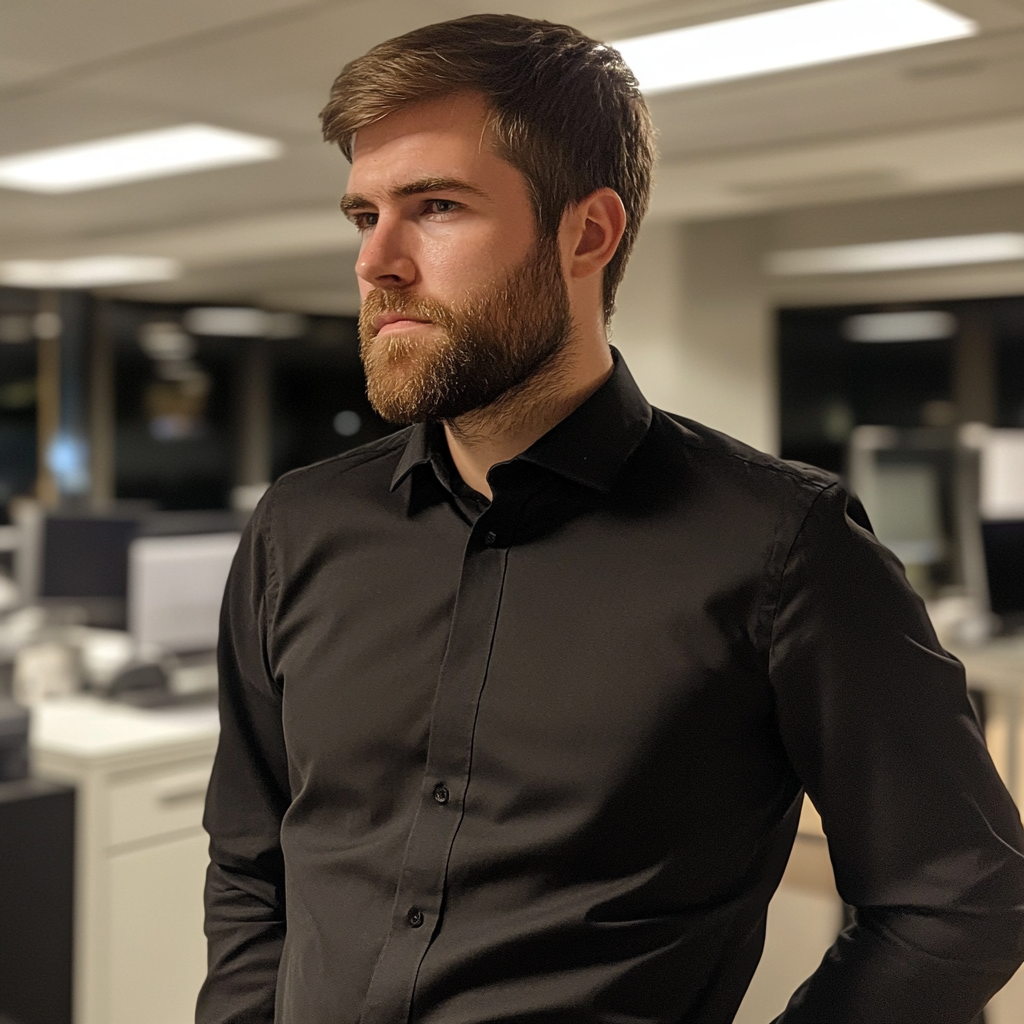 Gros plan d'un homme debout dans un bureau | Source : Midjourney