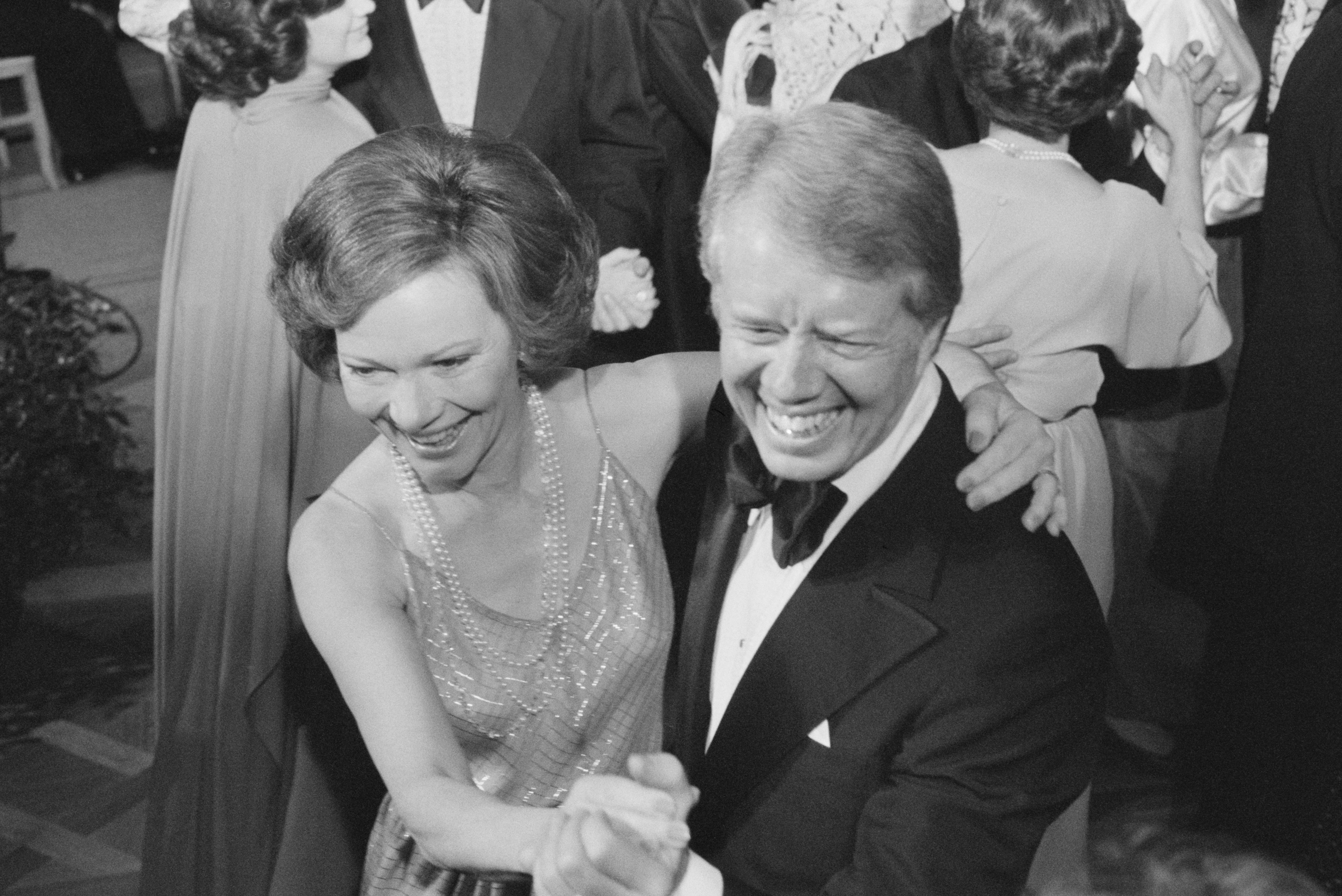 Jimmy Carter et Rosalynn Carter dansent lors d'un bal du Congrès à la Maison Blanche, à Washington, le 13 décembre 1978. | Source : Getty Images