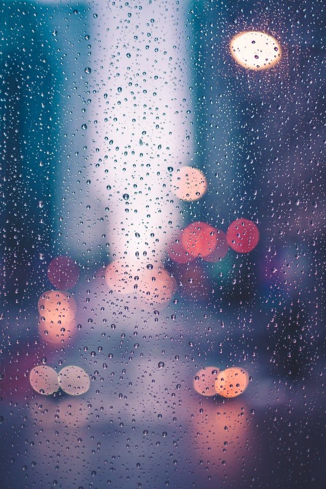 Une fenêtre sous la pluie. l Source : Unsplash