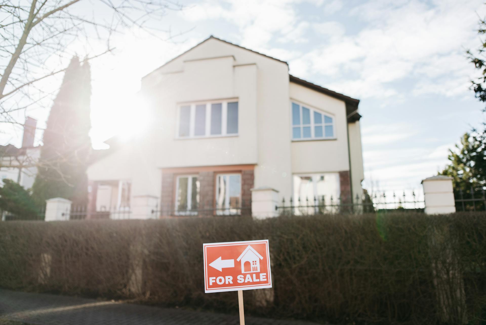 Une maison avec un panneau à vendre | Source : Pexels