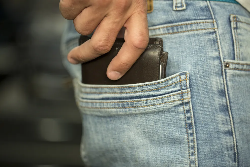 Un homme prenant son portefeuille | Source : Shutterstock