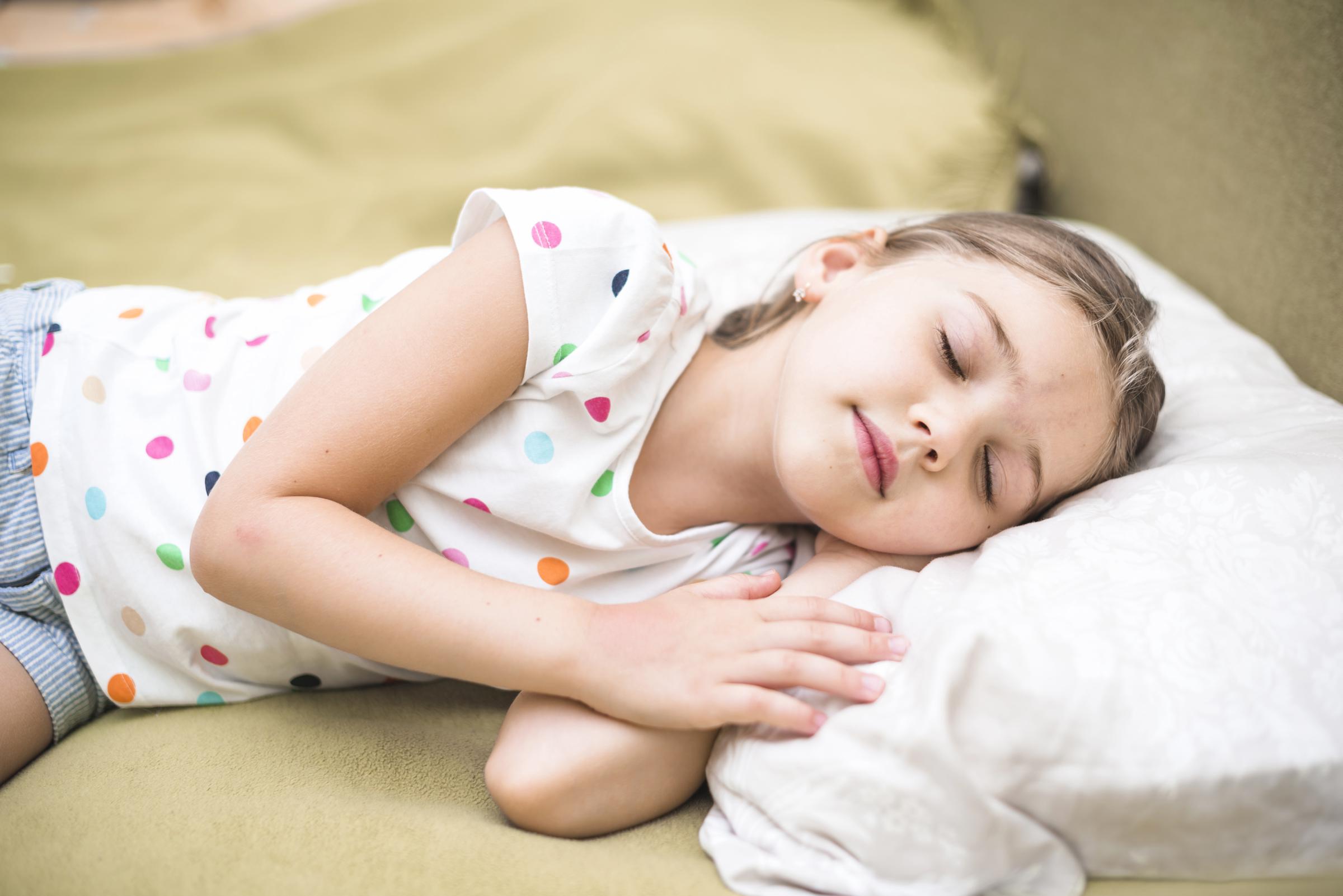 Une petite fille qui dort | Source : Freepik