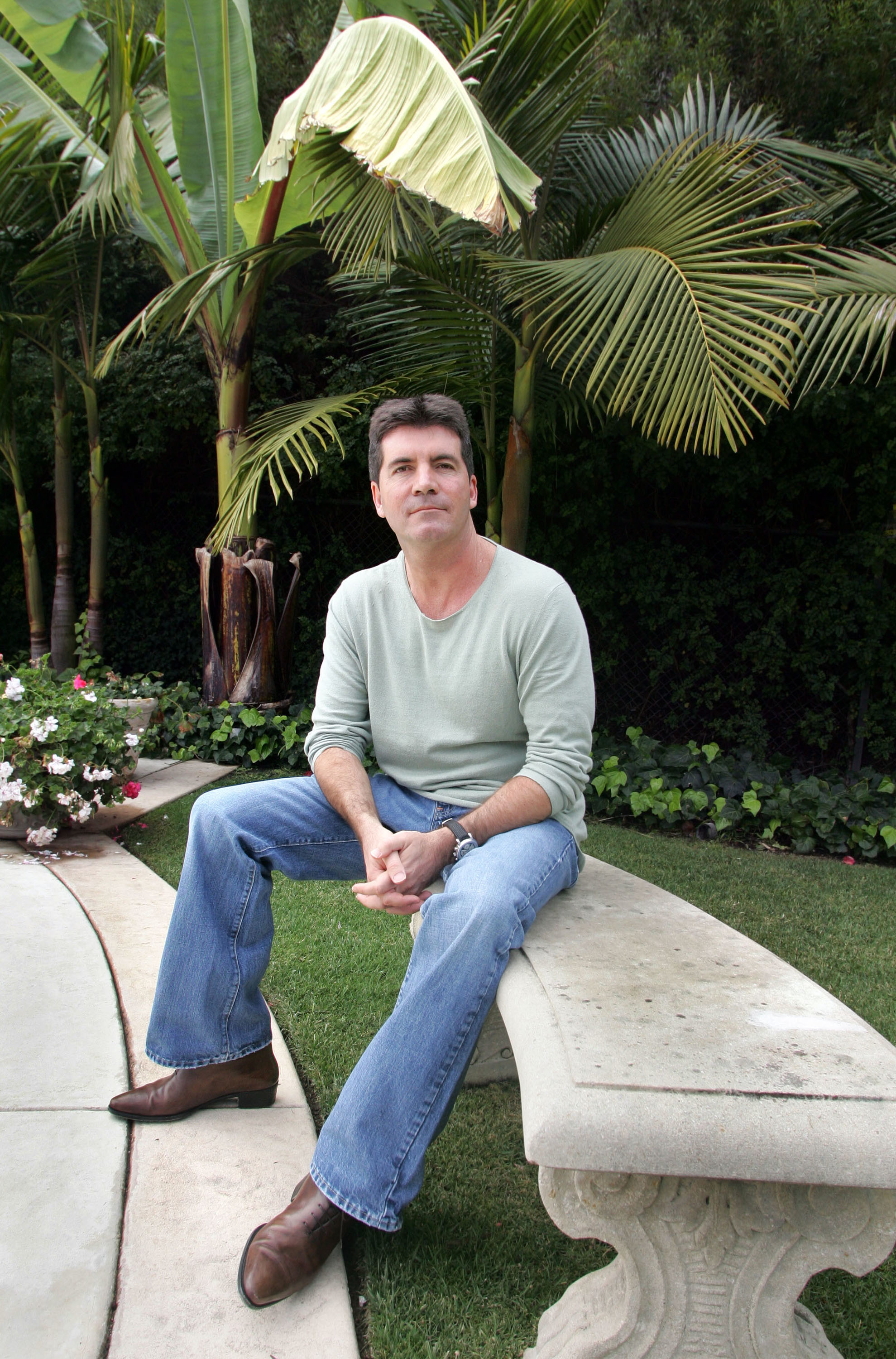 Simon Cowell à son domicile de Beverly Hills le 3 mars 2006 | Source : Getty Images