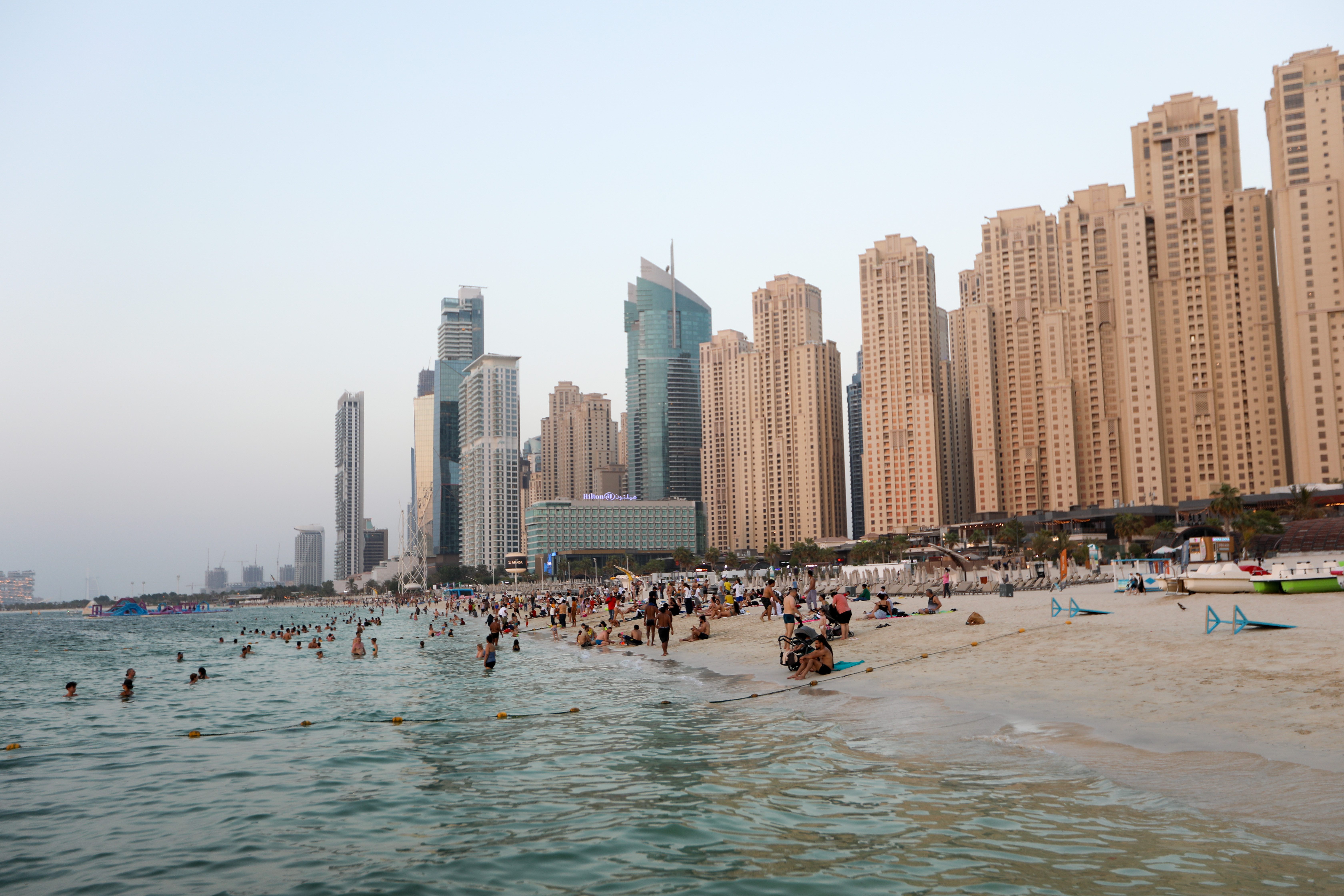 Des gens à la plage JBR sur la côte du golfe Persique à Dubaï, Émirats arabes unis, le 30 août 2023 | Source : Getty Images