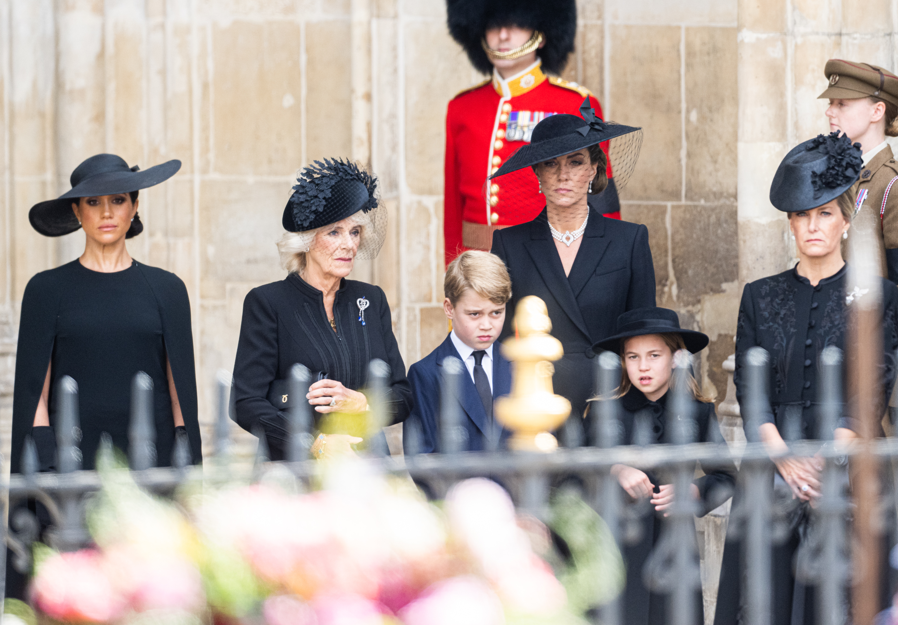 Meghan Markle, la reine Camilla, le prince George, la princesse Charlotte, la princesse Catherine et la comtesse Sophie lors des funérailles nationales de la reine Élisabeth II à l'abbaye de Westminster, le 19 septembre 2022 à Londres, en Angleterre | Source : Getty Images
