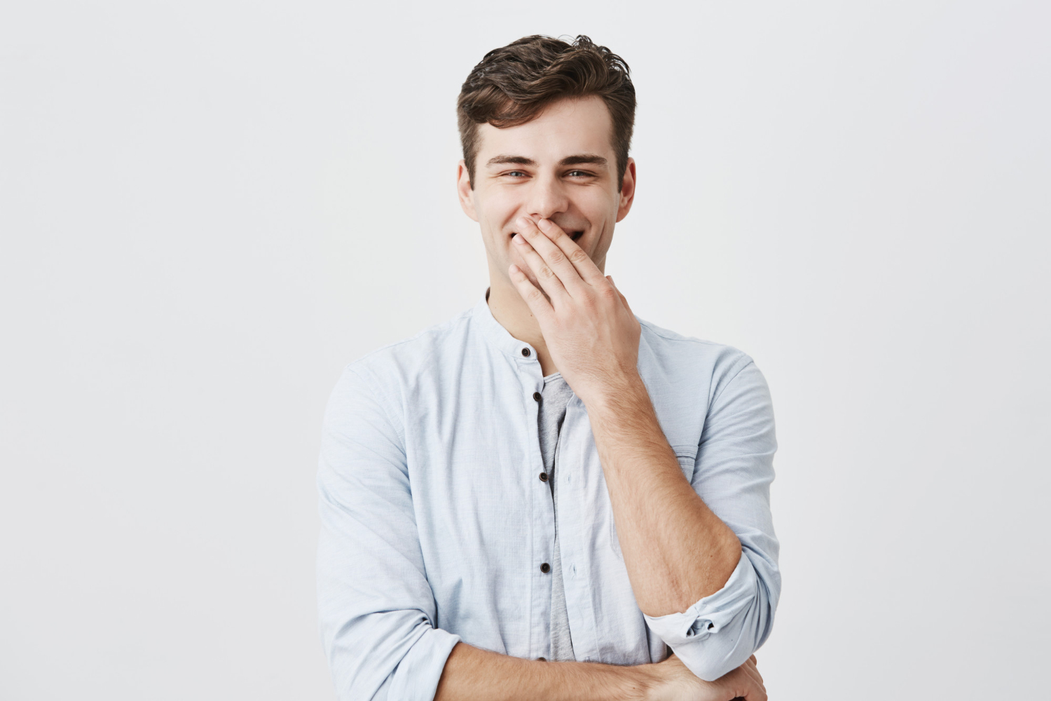 Un homme qui sourit | Source : Freepik
