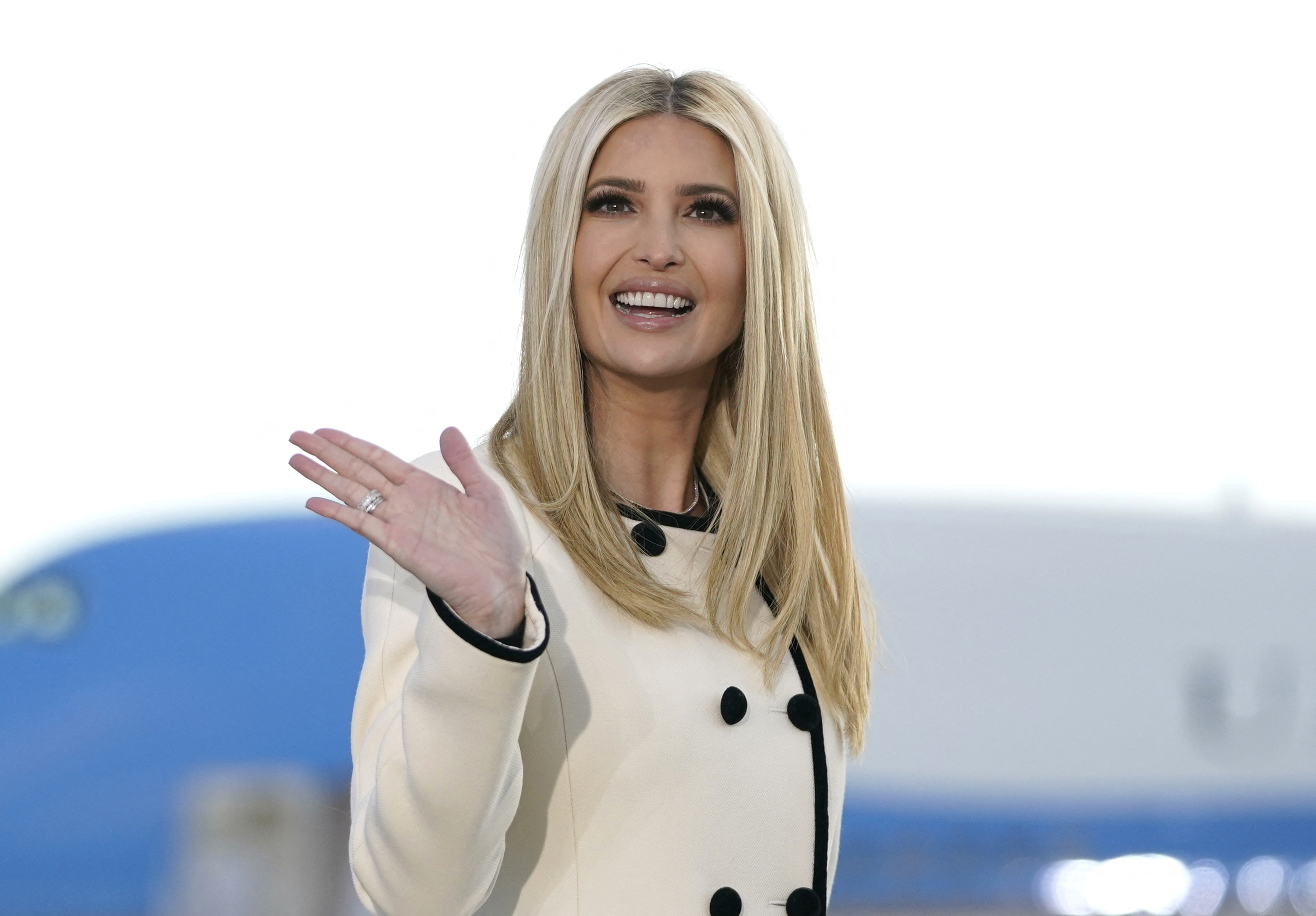 Ivanka Trump fait un signe de la main à son arrivée à la base conjointe Andrews, le 20 janvier 2021, dans le Maryland. | Source : Getty Images