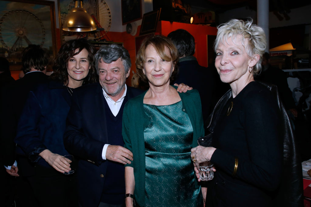 Valérie Lemercier, Jean-Louis Borloo, Nathalie Baye et Tonie Marshall assistent au dîner organisé en l'honneur de Nathalie Baye à La Chope des Puces, le 30 avril 2018 à Saint-Ouen, en France I Source : Getty Images