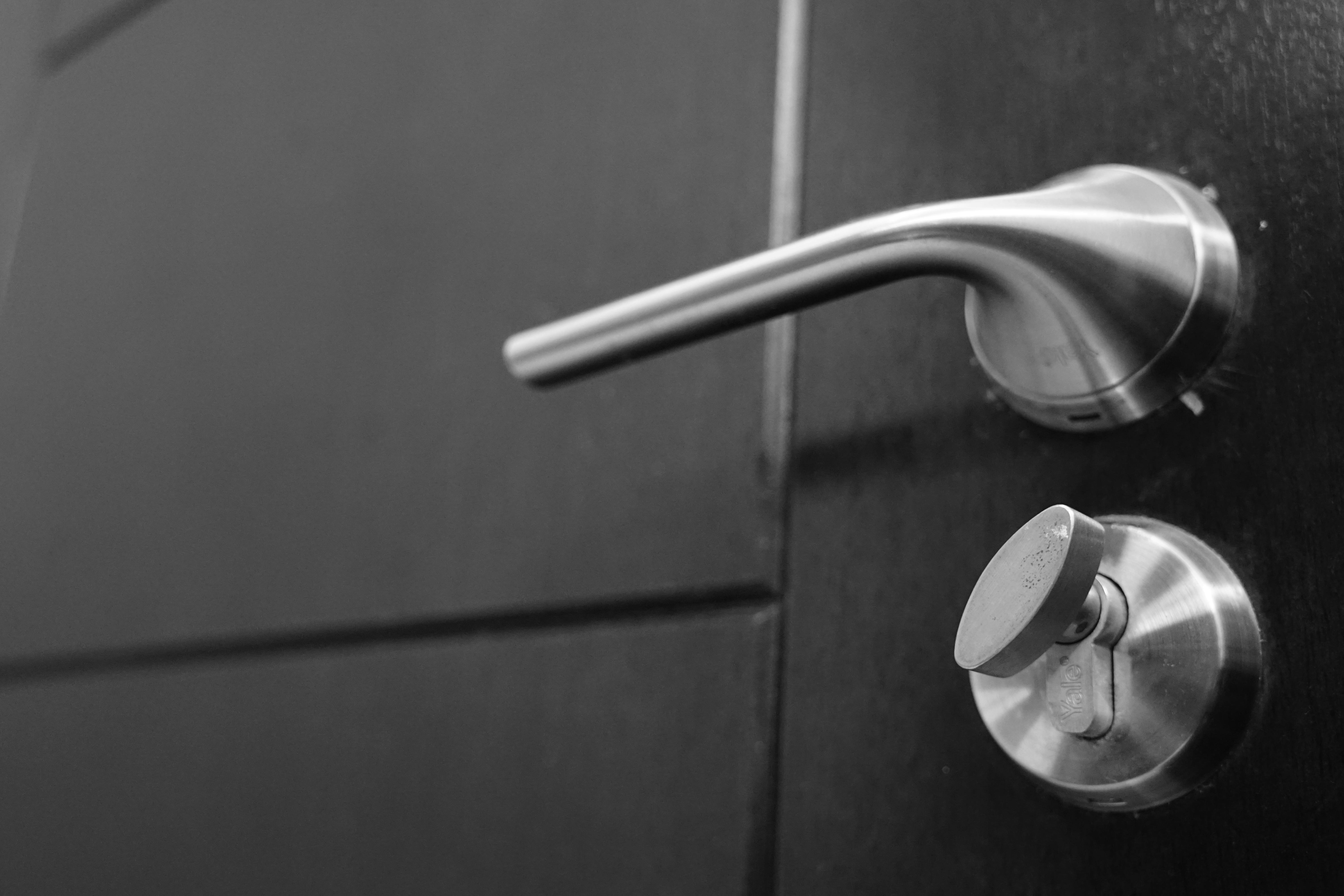 Levier et serrure de porte en acier inoxydable | Source : Pexels