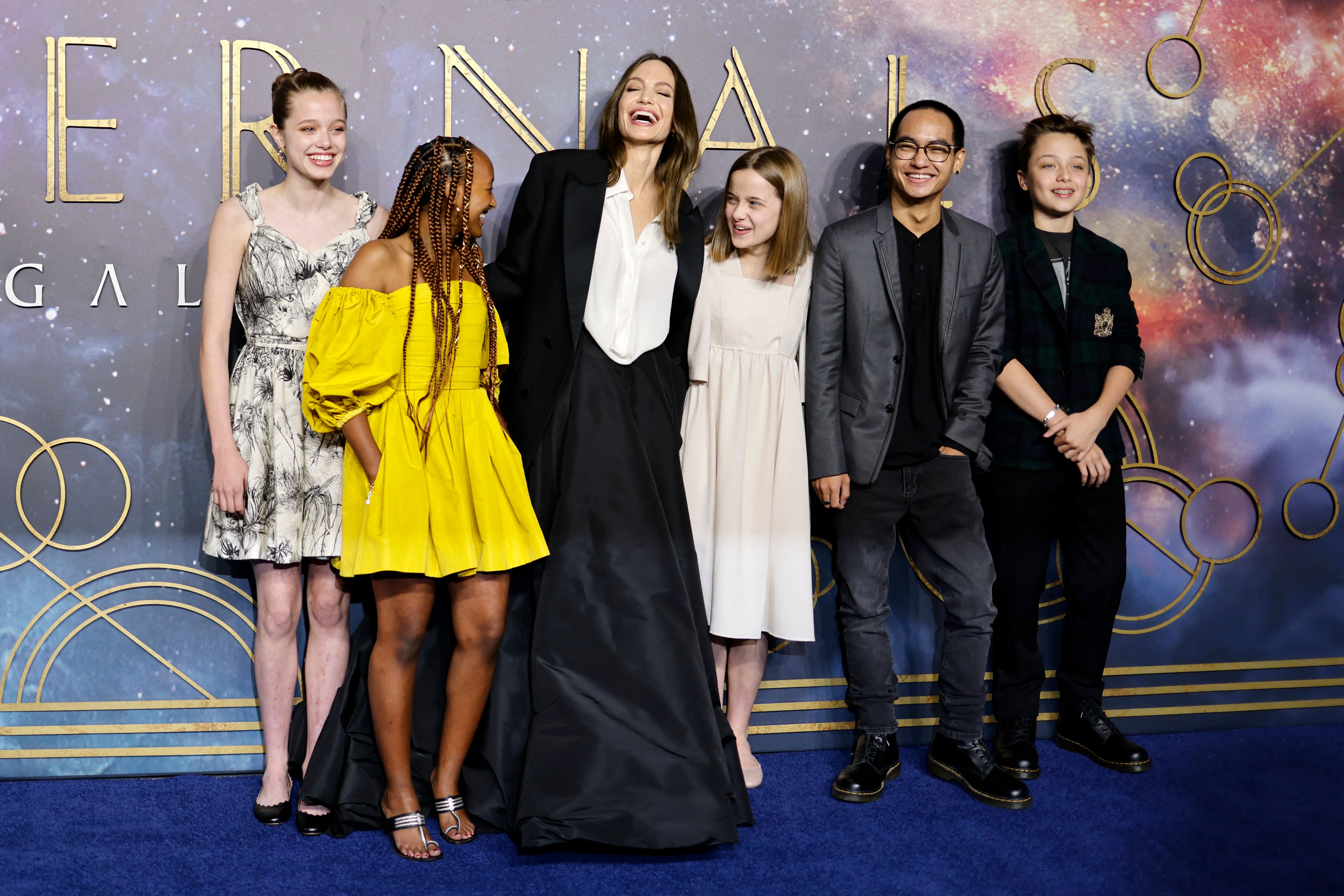 Shiloh, Zahara, Angeline Jolie, Vivienne, Maddox et Knox Jolie-Pitt sur le tapis bleu à leur arrivée pour assister à la projection de gala britannique du film 'Eternals', au BFI IMAX à Londres le 27 octobre 2021. | Source : Getty Images