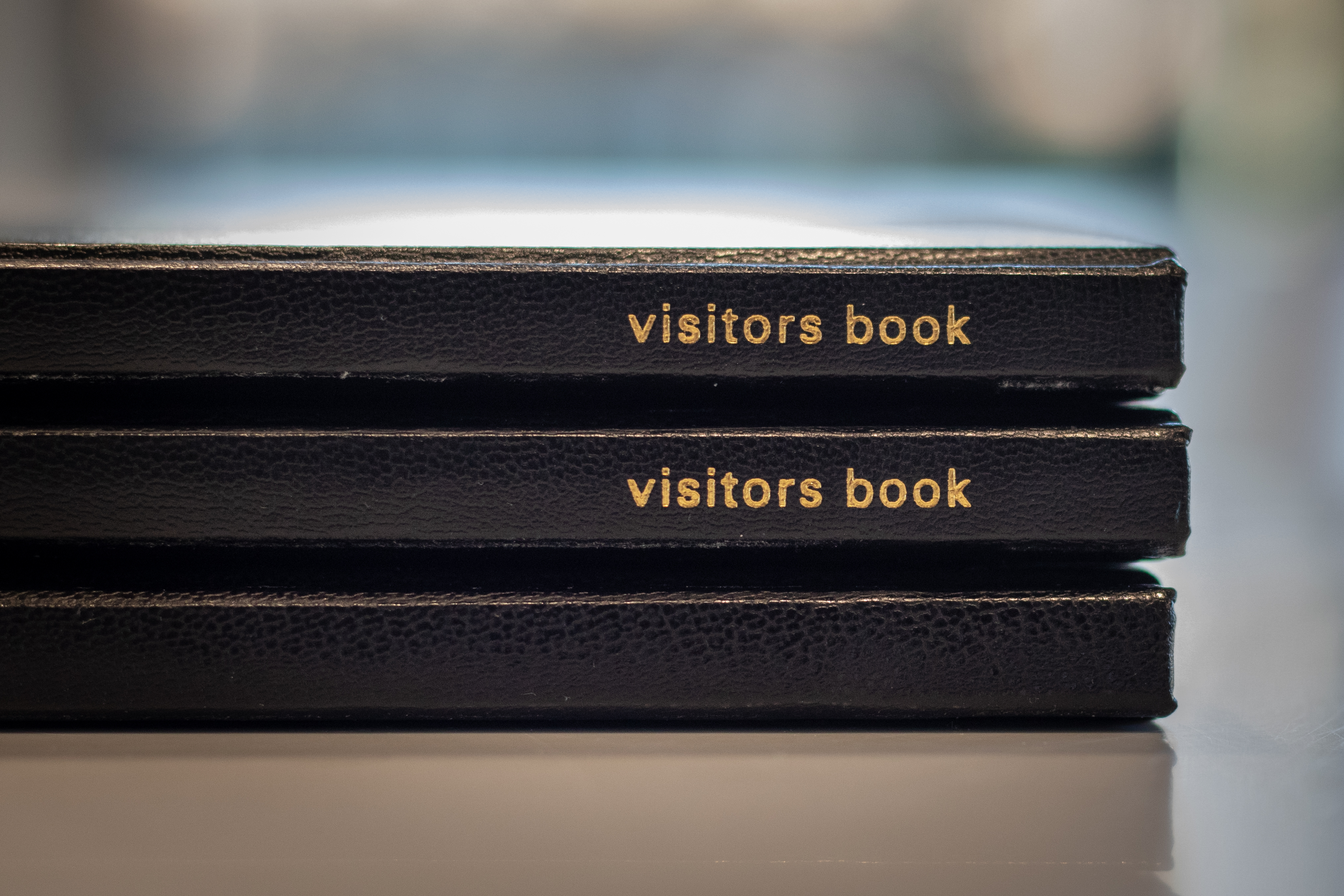 Libros de visitas en la recepción | Fuente: Shutterstock