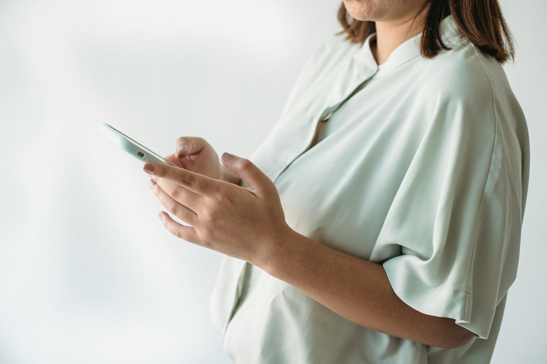 Une femme utilisant son téléphone | Source : Midjourney