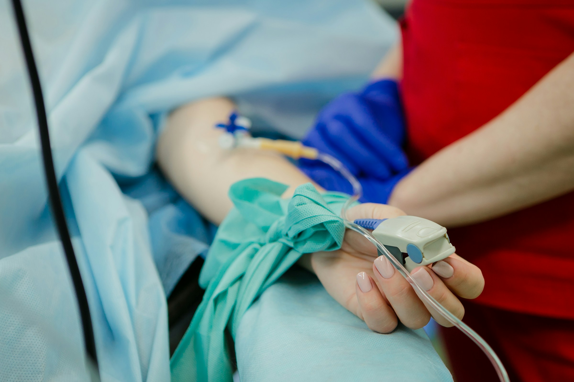 Une personne avec une perfusion à l'hôpital | Source : Unsplash